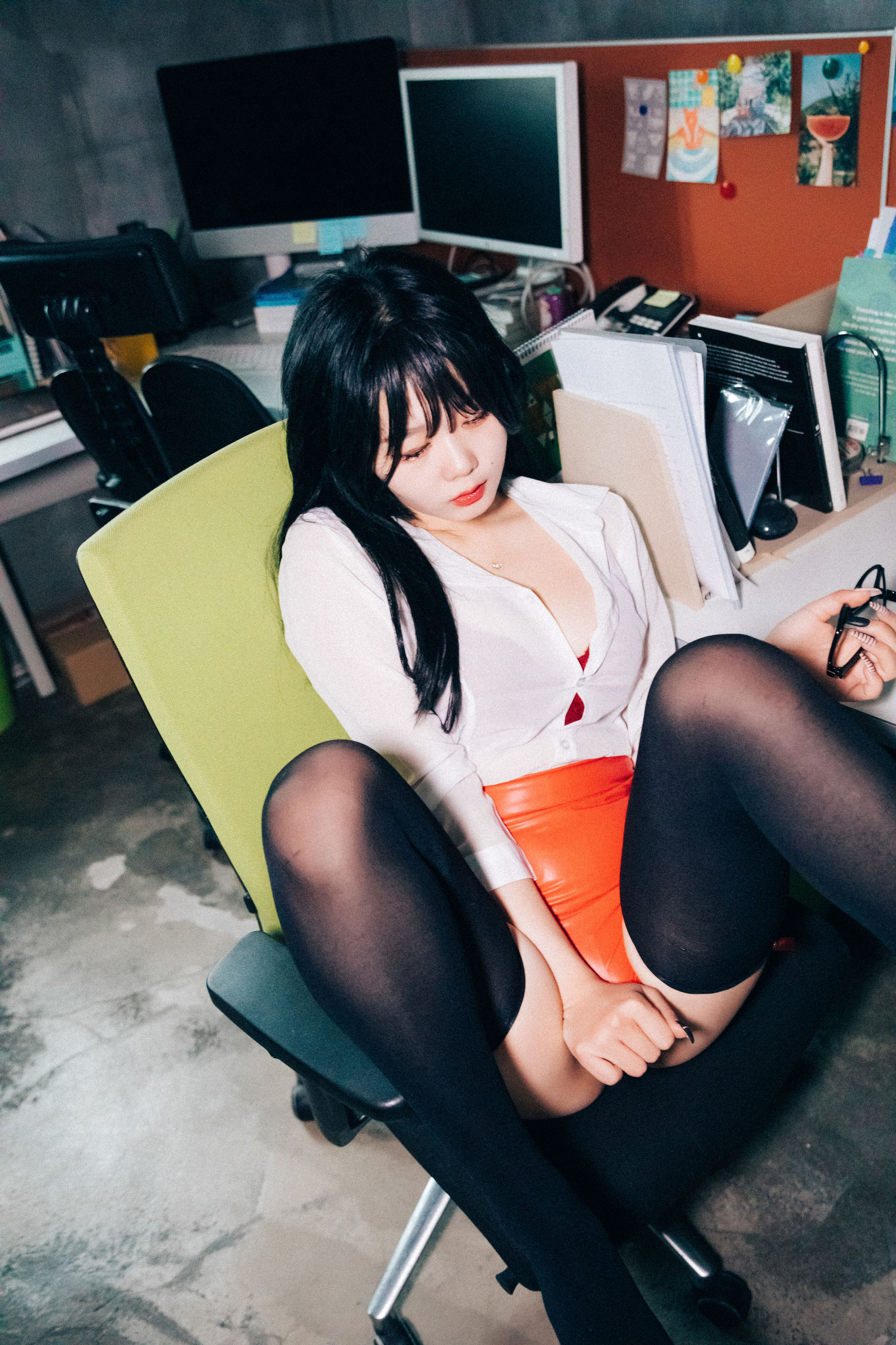 [LOOZY] Zia – Office slave [199P]
