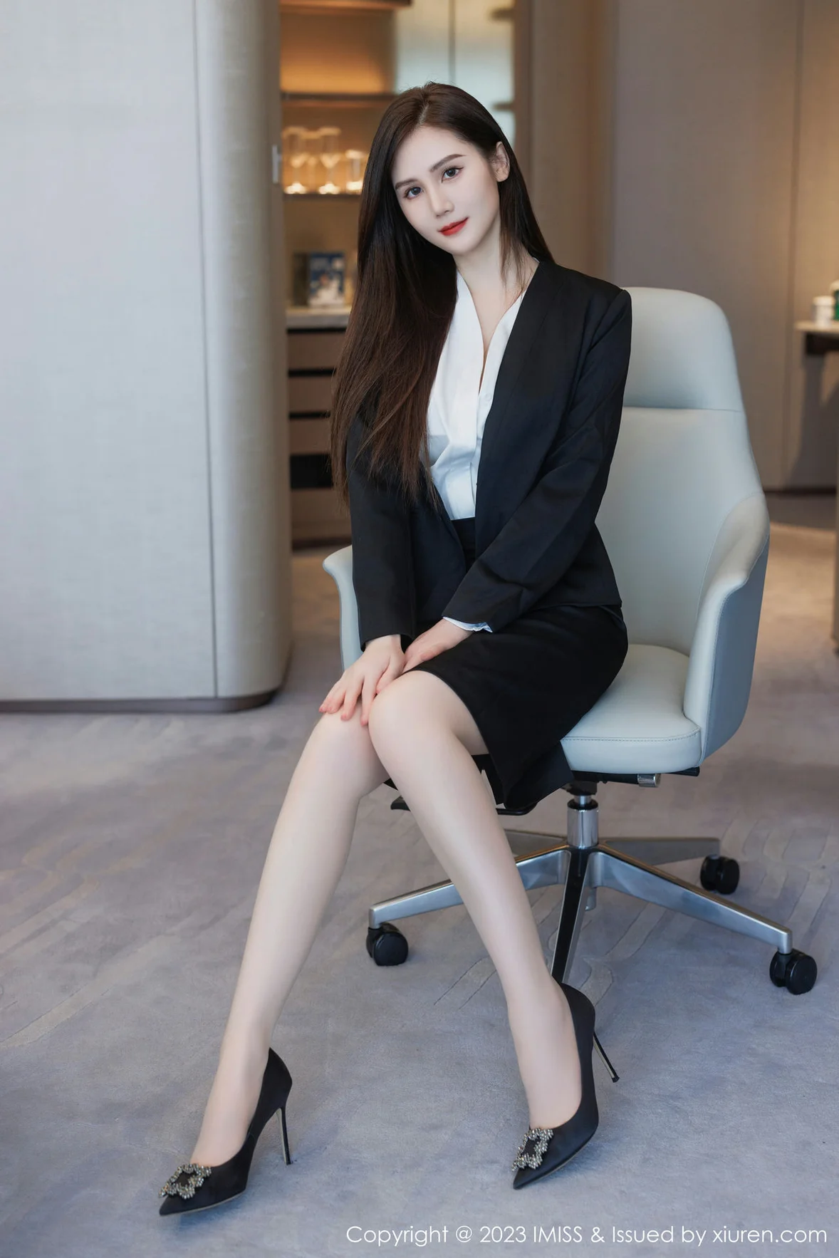 爱蜜社 Vol.739 SISY思 黑色Ol性感写真 [48P]