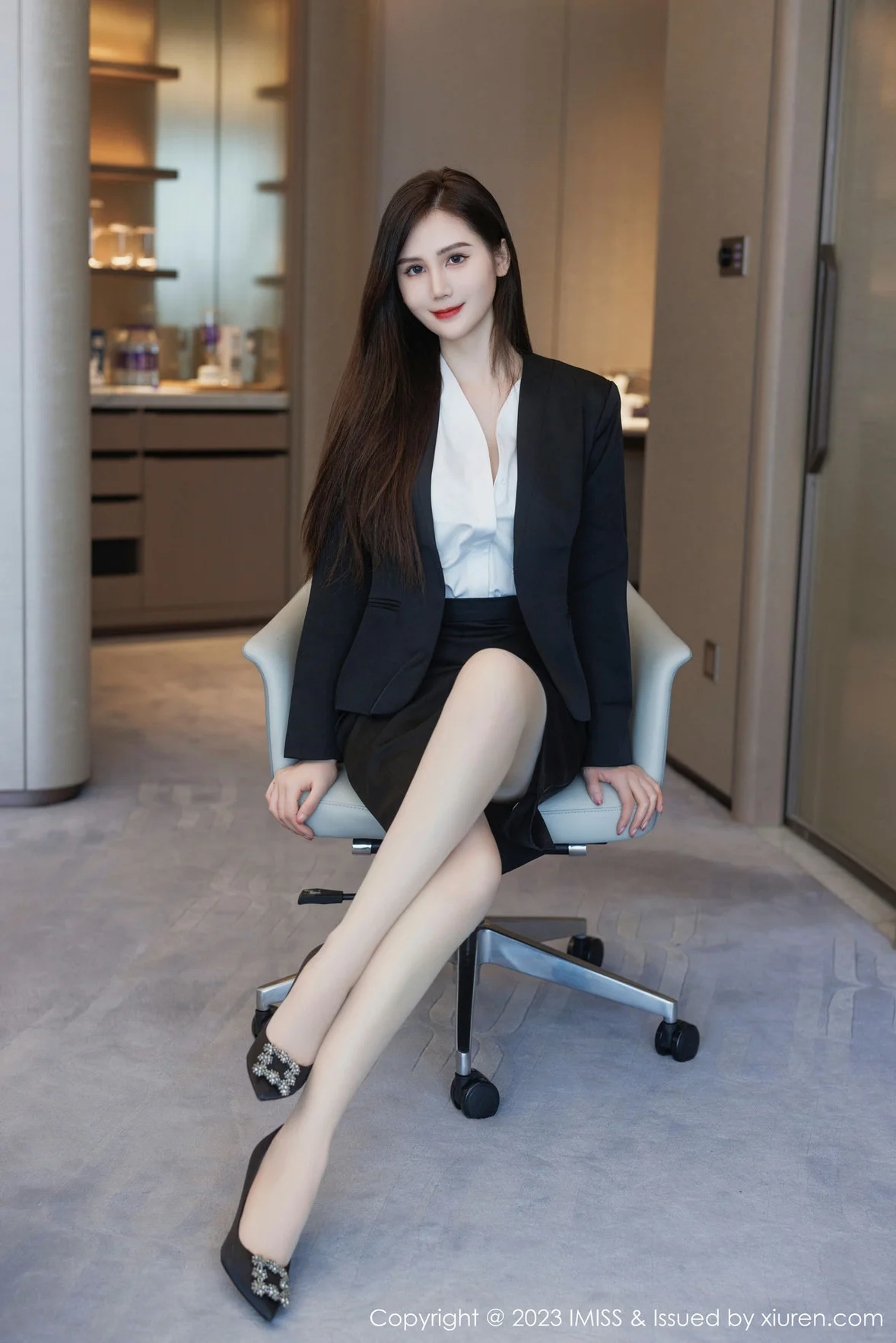 爱蜜社 Vol.739 SISY思 黑色Ol性感写真 [48P]
