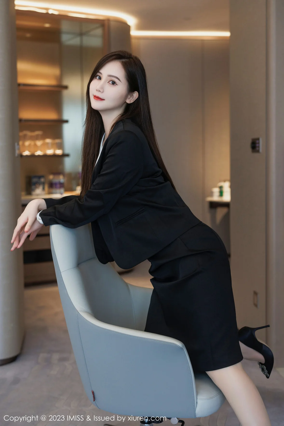 爱蜜社 Vol.739 SISY思 黑色Ol性感写真 [48P]