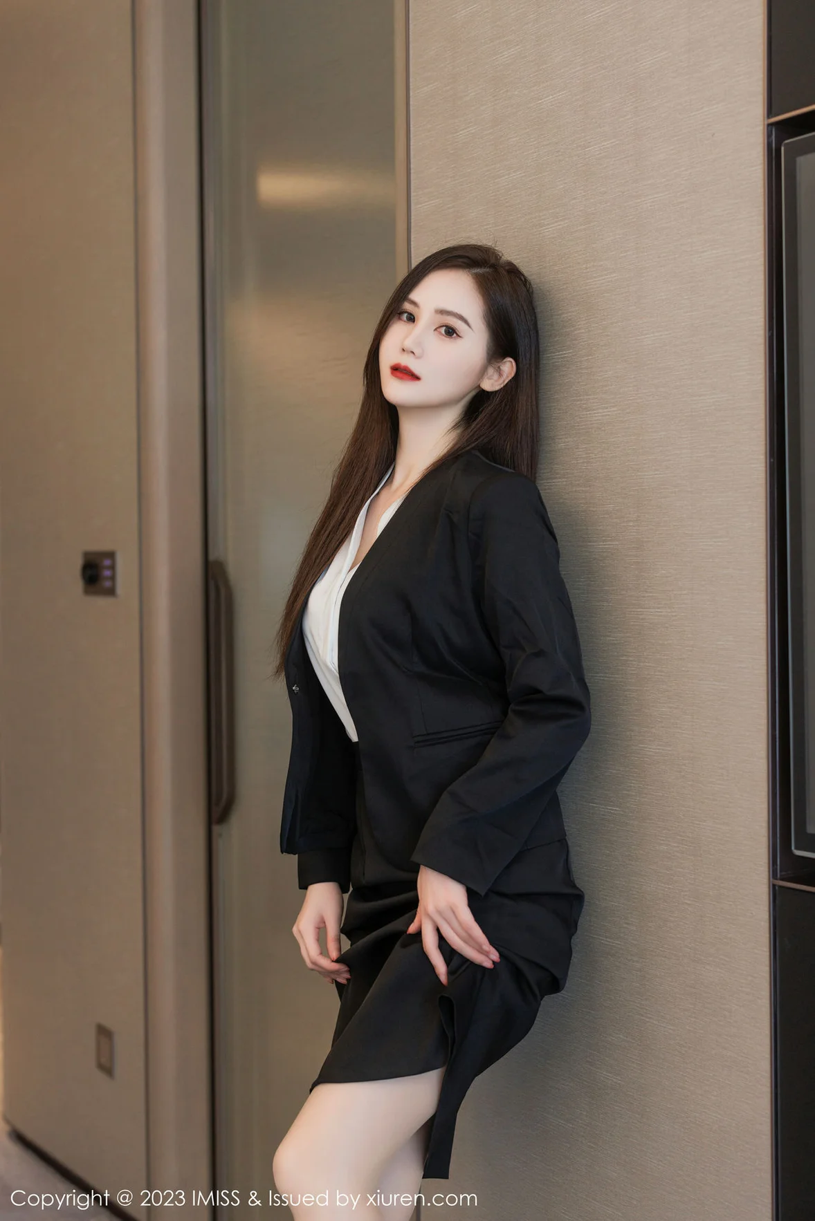 爱蜜社 Vol.739 SISY思 黑色Ol性感写真 [48P]