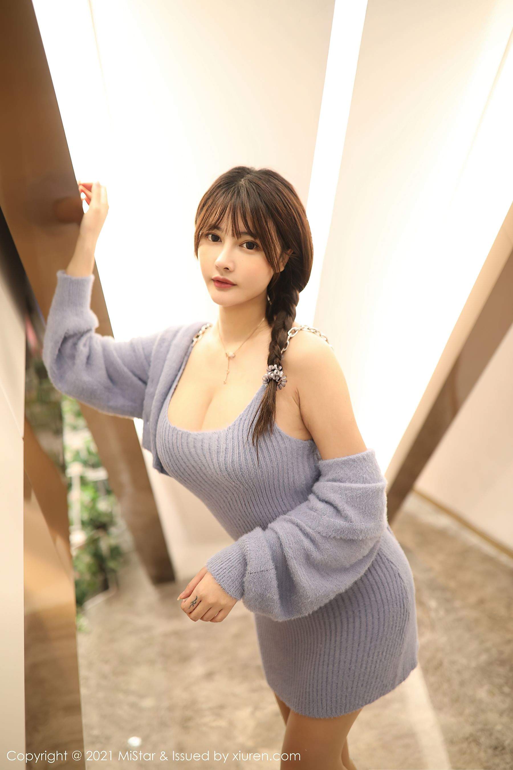 魅妍社 VOL.329 萌奈子 &低胸的服饰与朦胧肉丝