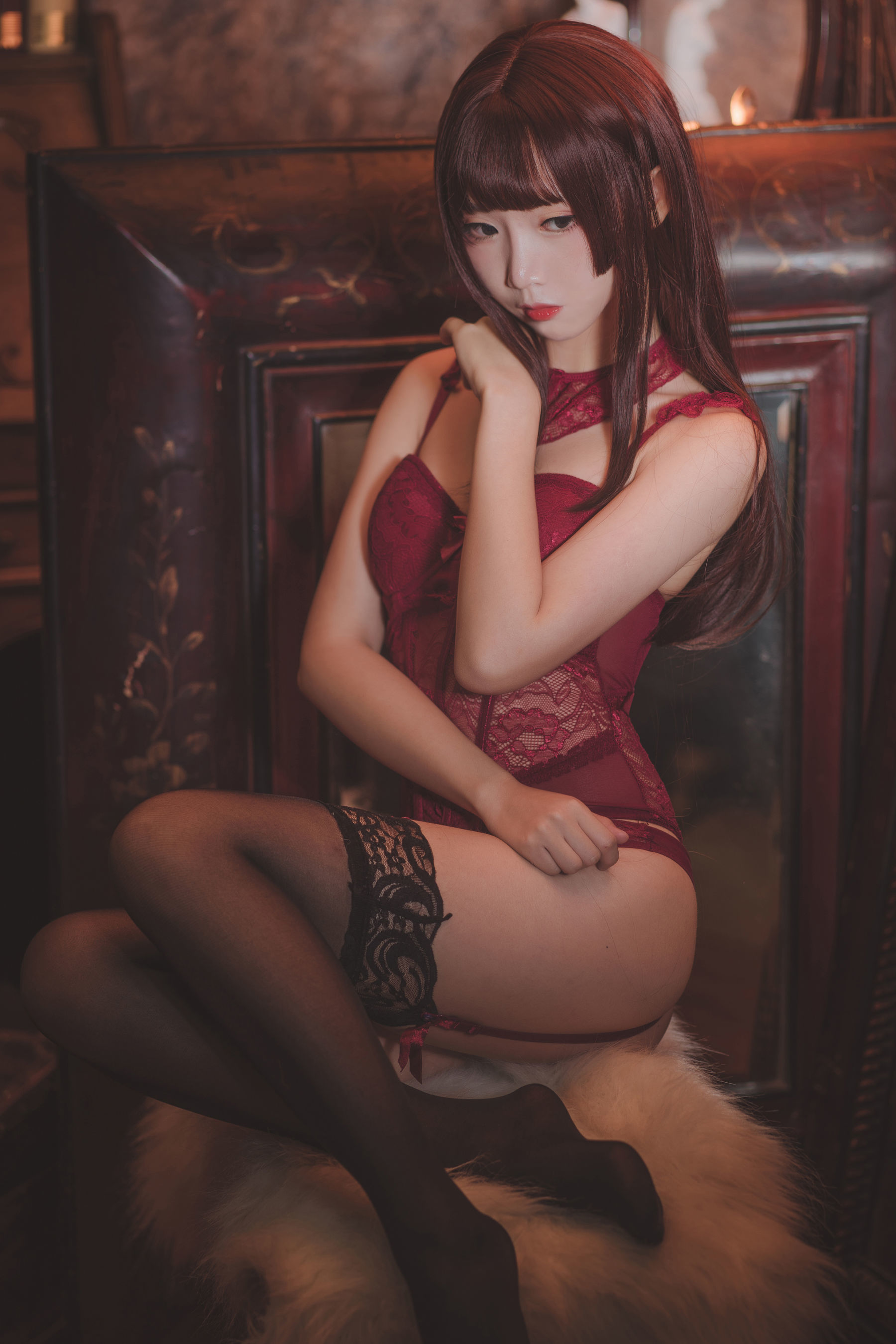 [萝莉COS] 面饼仙儿 – 脑内少女 红色束衣 [22P]