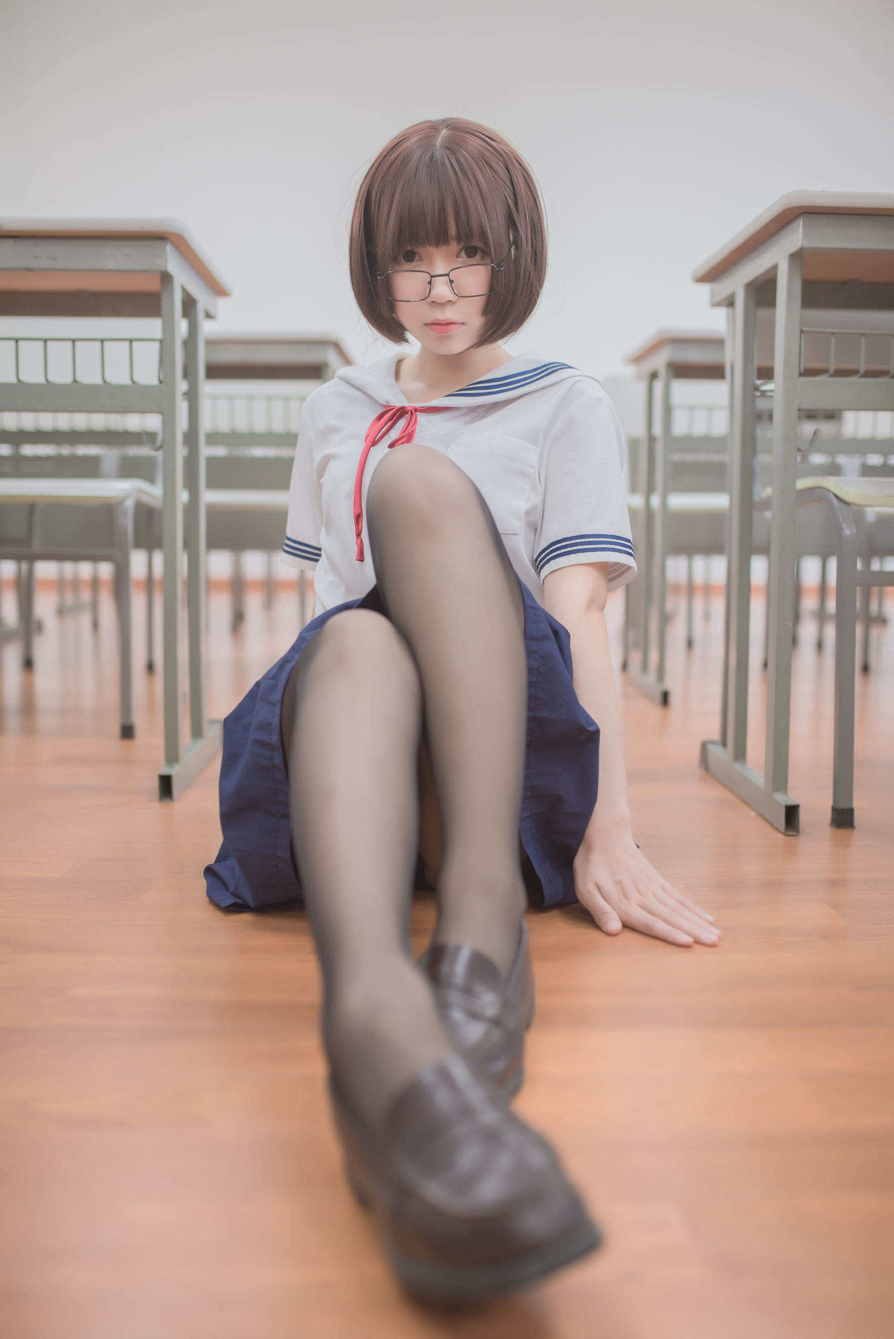 [萝莉COS] 白金Saki – 蘑菇头黑丝JK [26P]