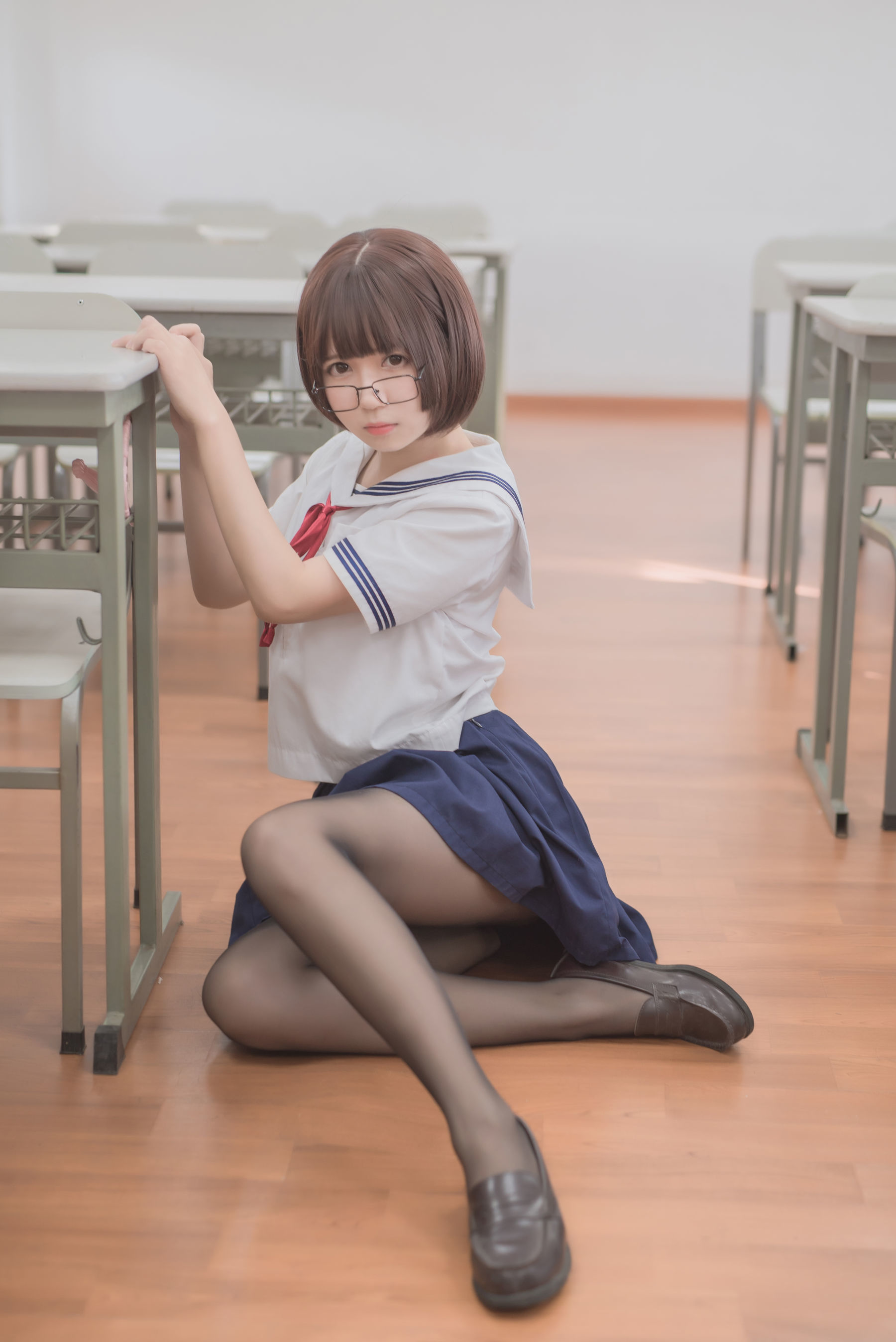 [萝莉COS] 白金Saki – 蘑菇头黑丝JK [26P]