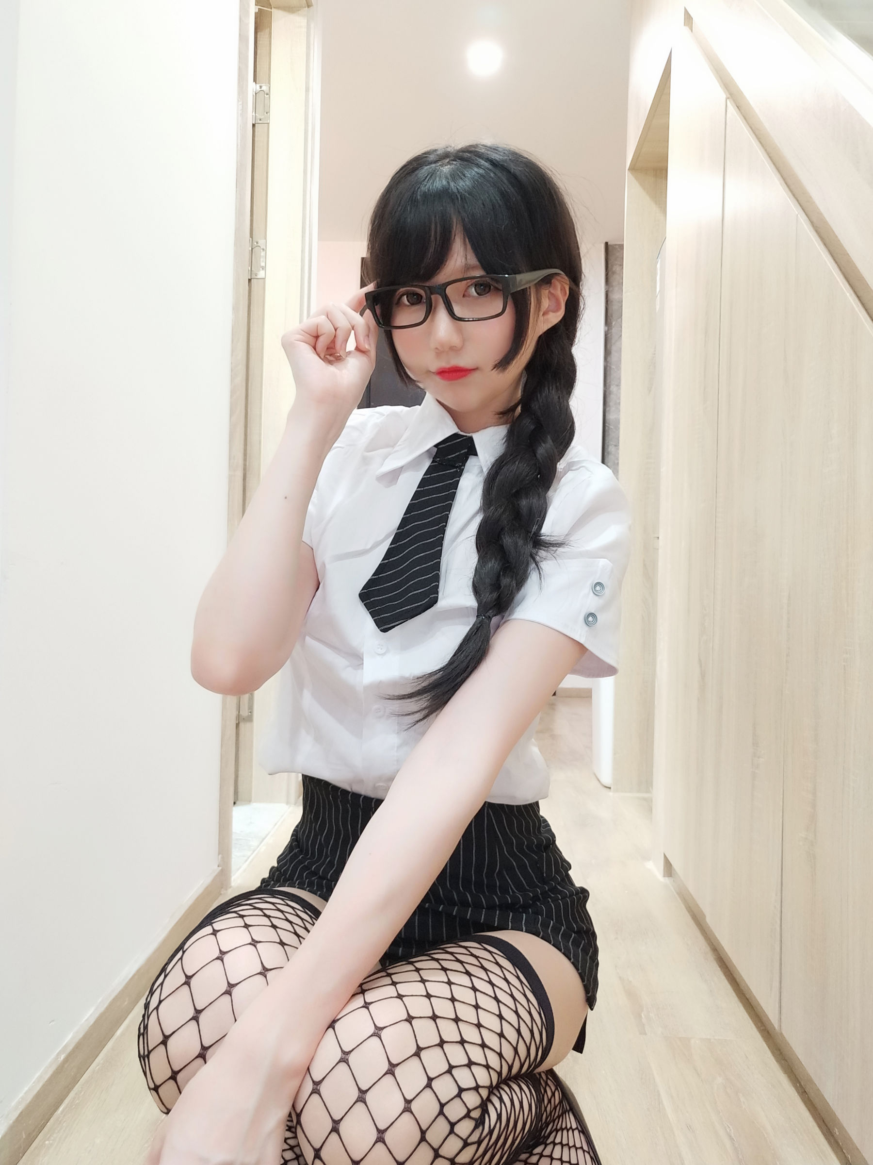 NAGISA魔物喵[fantia] – 黑丝网袜ol~~~ [21P]