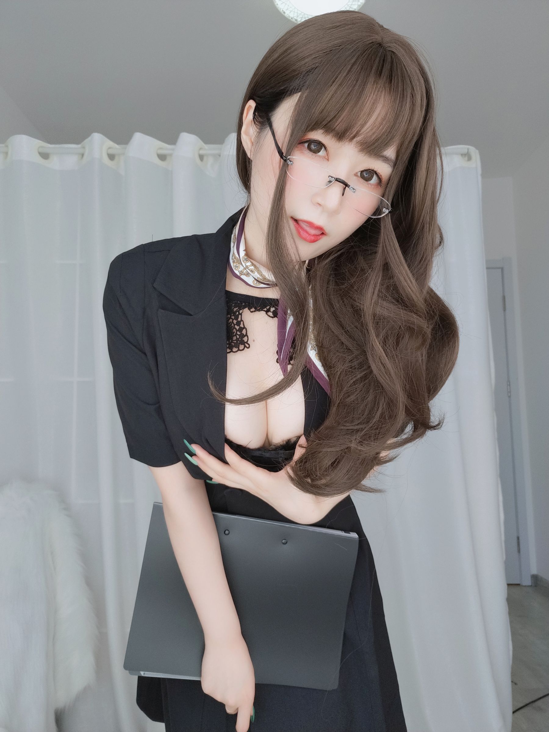 Coser小姐姐白银 – OL下的内衣 [115P]