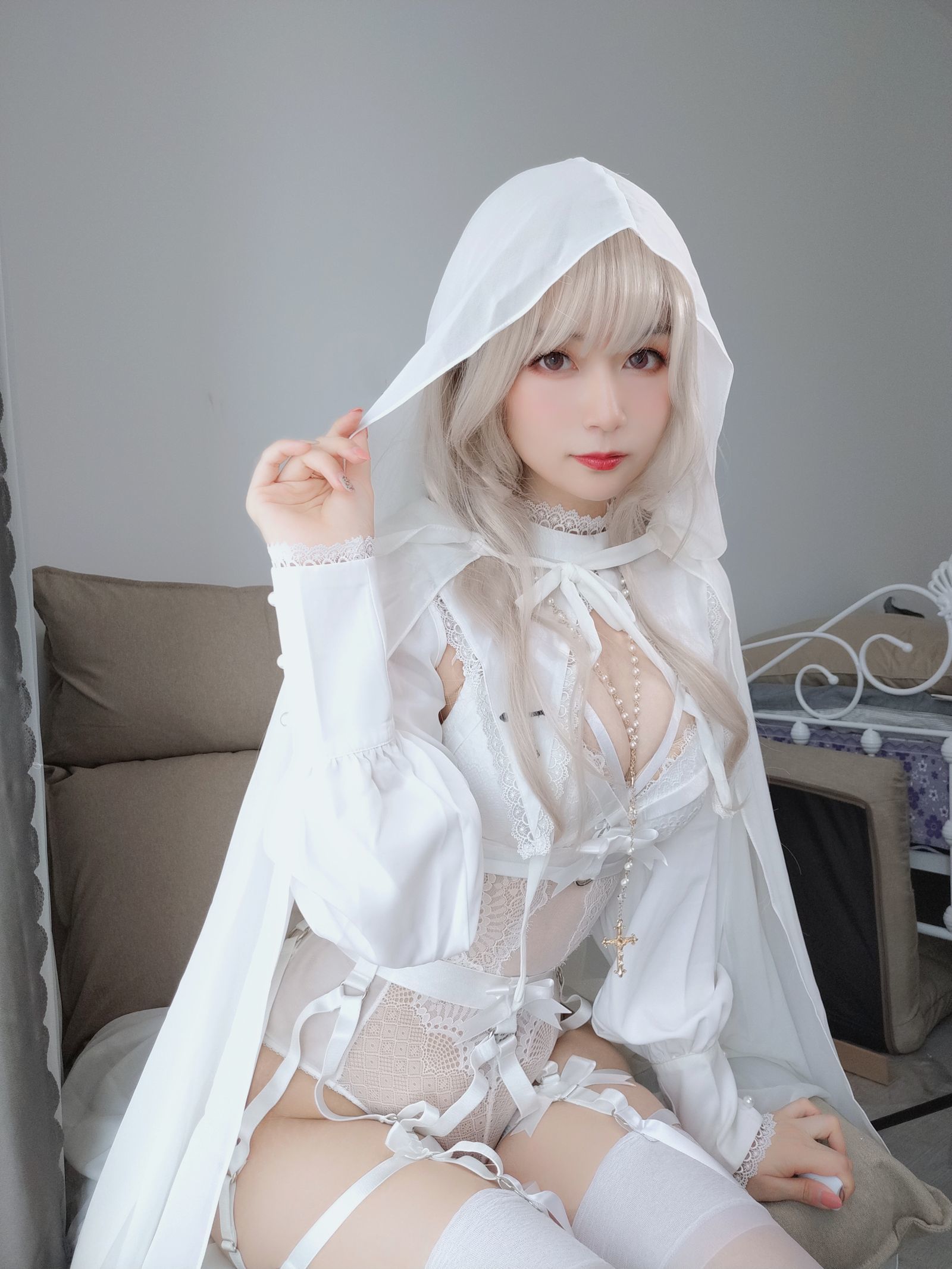 [萝莉COS] 白银 – 纯白圣女 [56P]