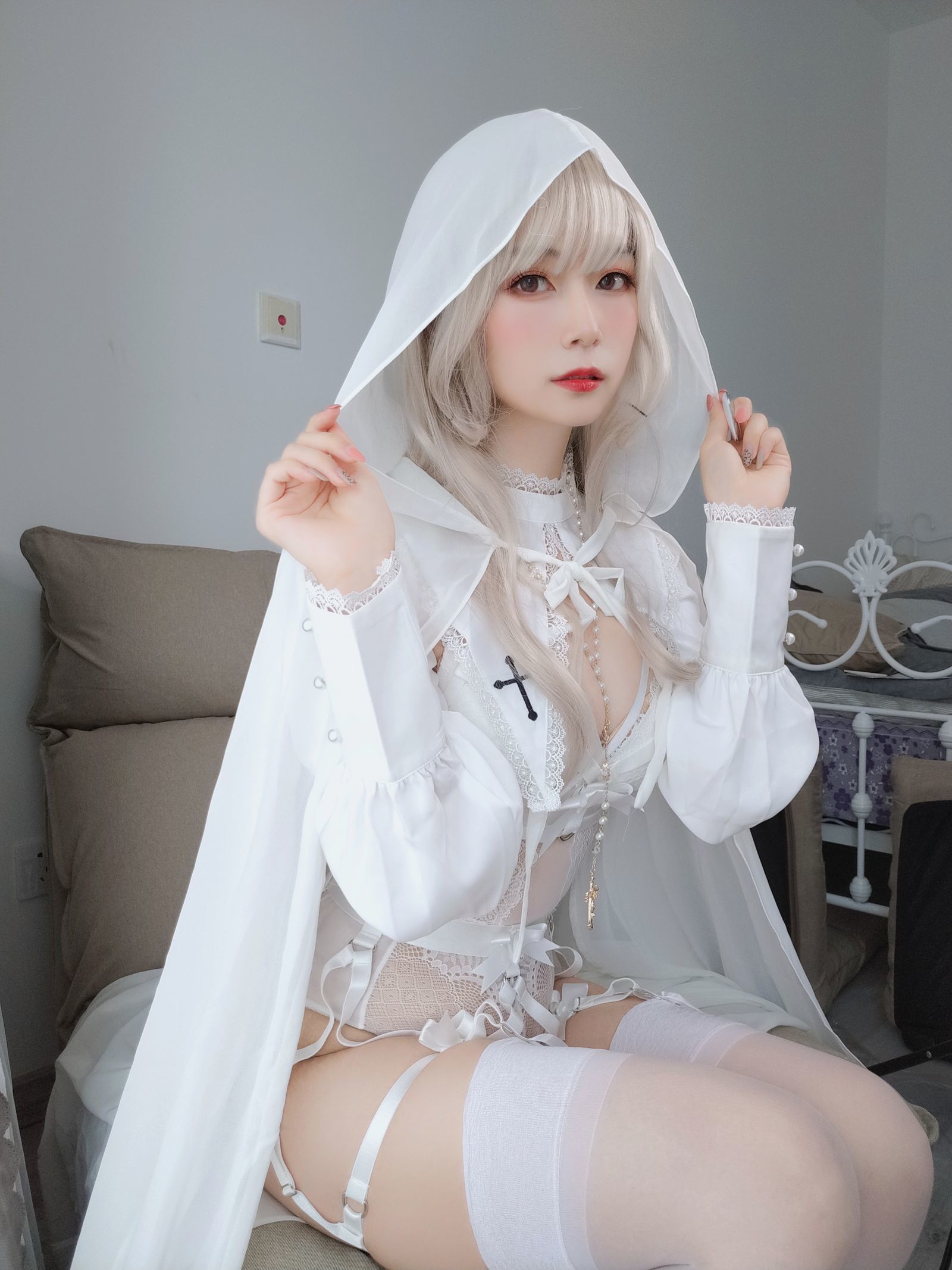 [萝莉COS] 白银 – 纯白圣女 [56P]