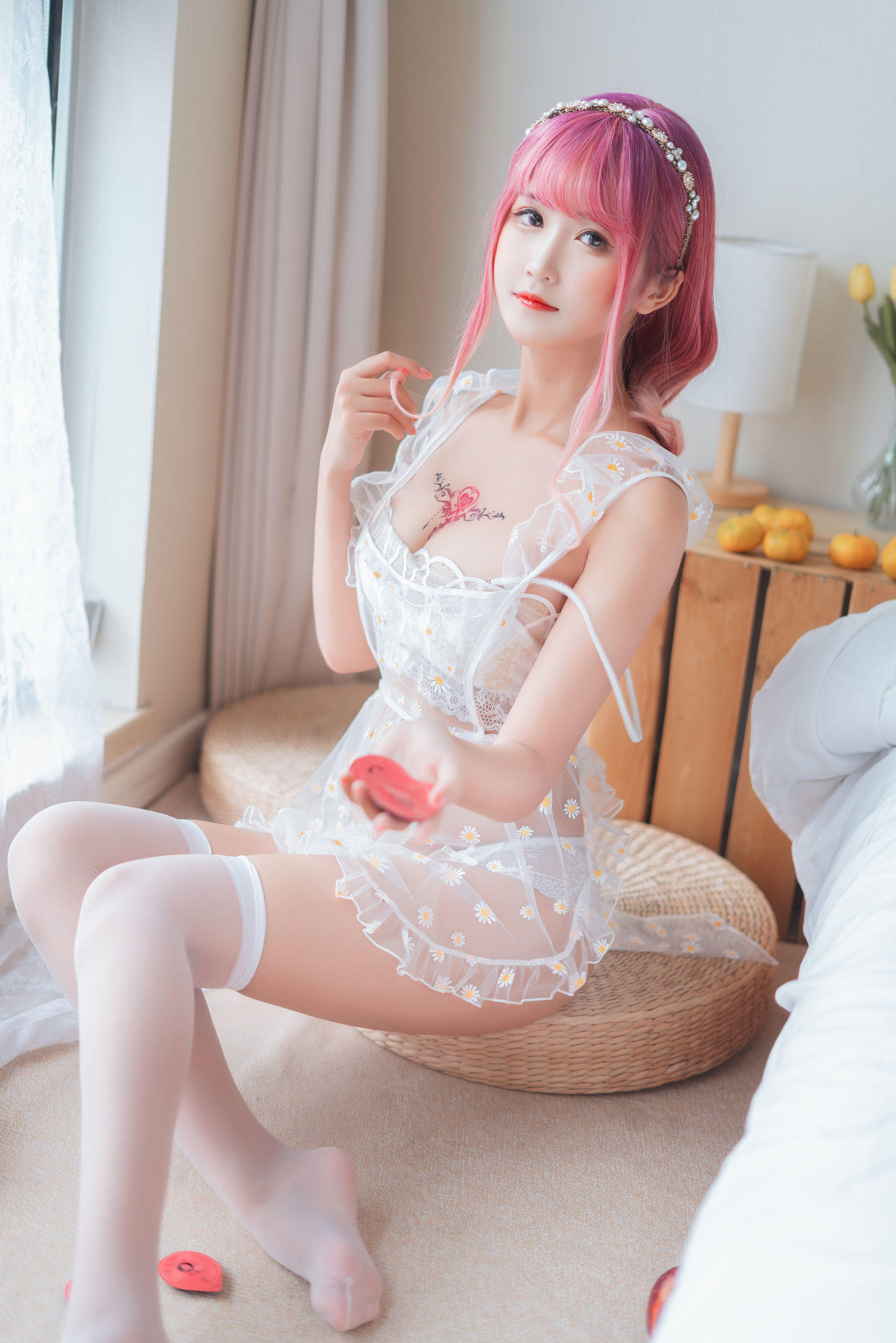 微博妹子三度_69 – 雏菊围裙 [22P]