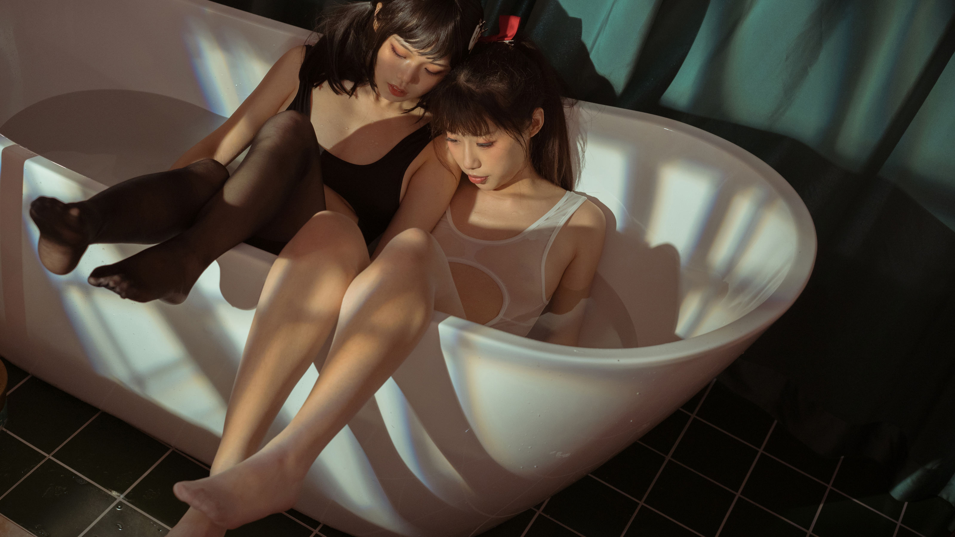 七月喵子 – 黑白双人浴缸 [30P]