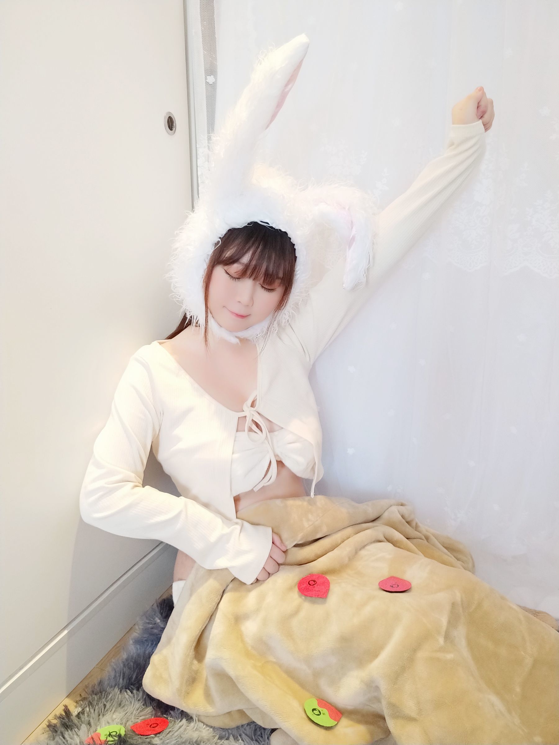 蜜桃少女是依酱呀 – 小白兔 [33P]