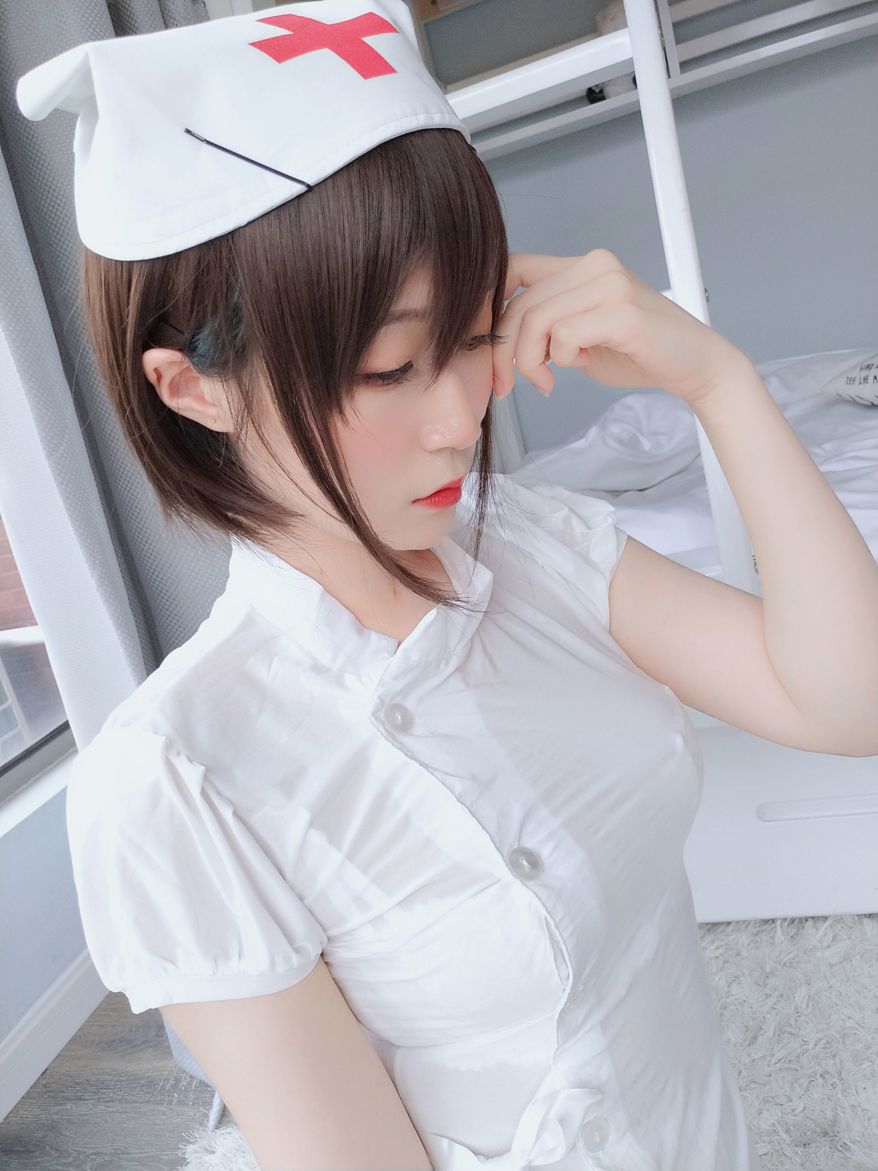 [萝莉COS] 白银 – 白丝小护士 [51P]