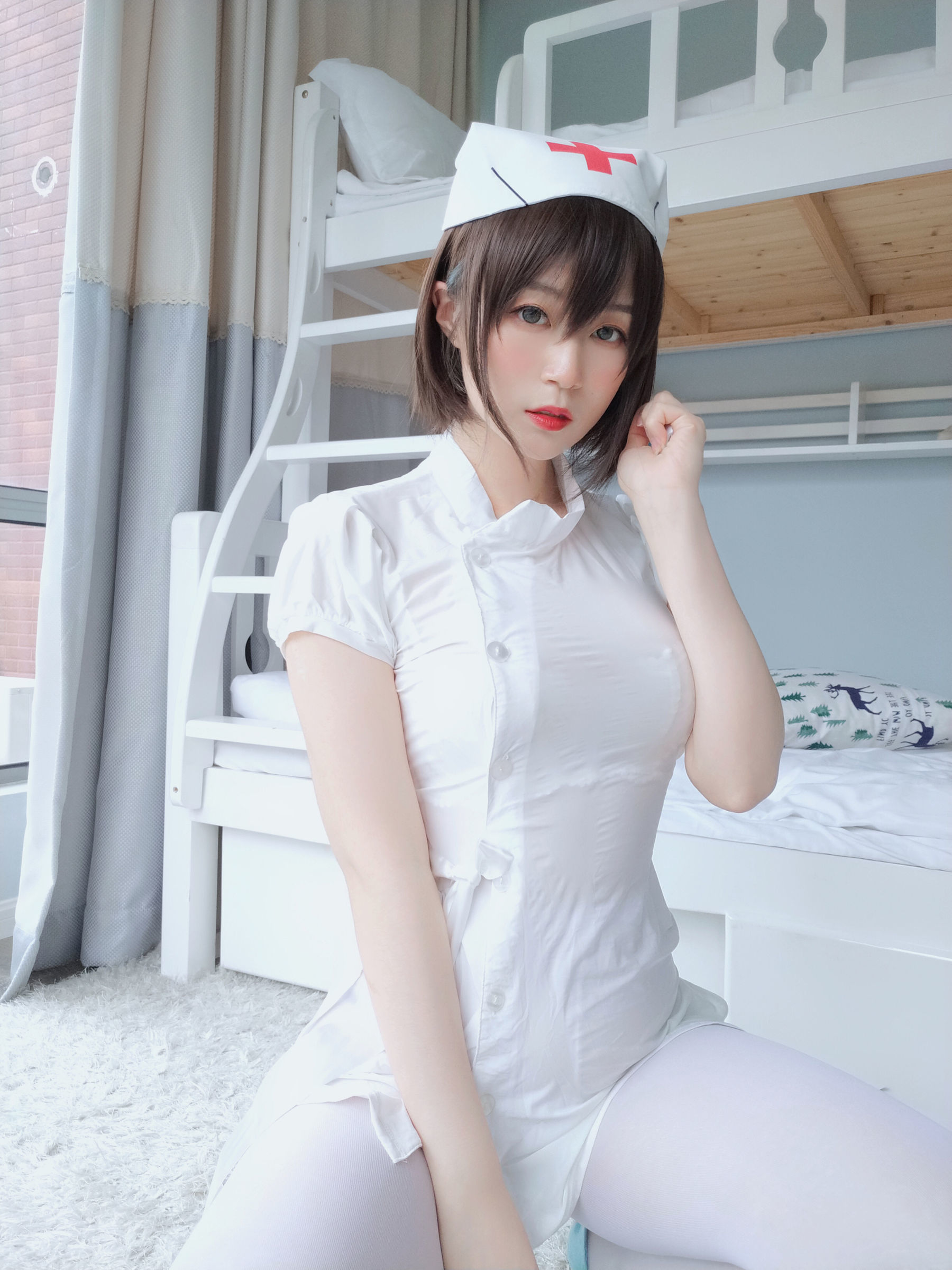 [萝莉COS] 白银 – 白丝小护士 [51P]