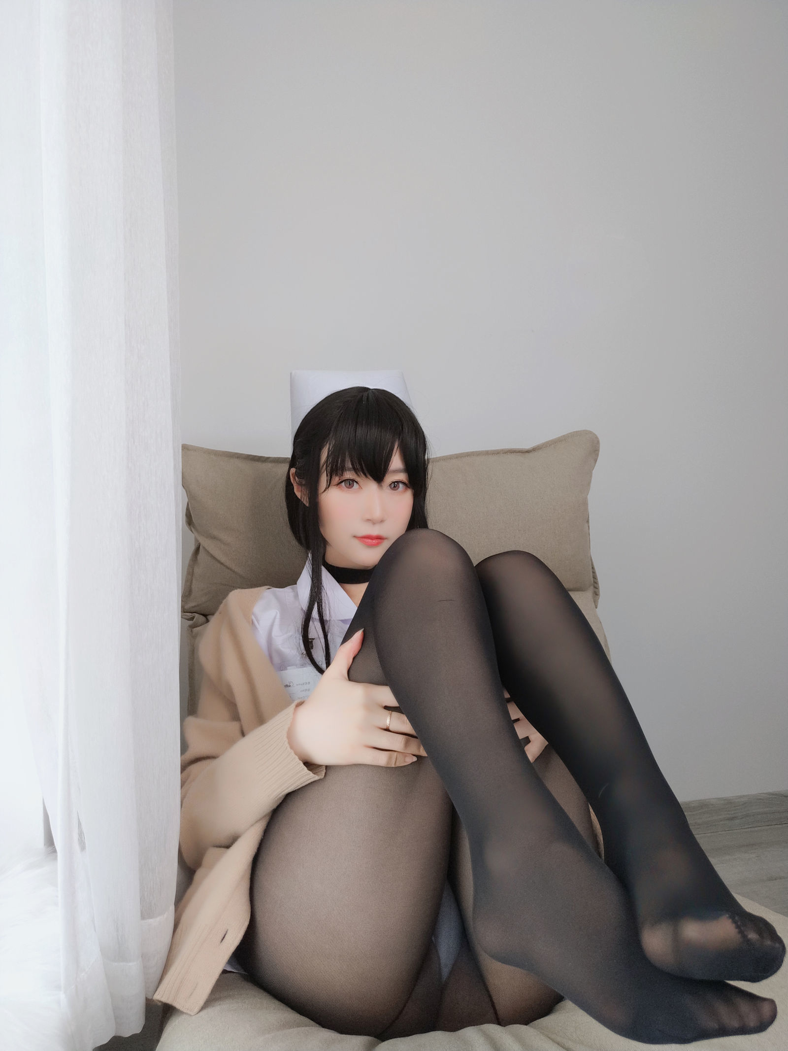 [萝莉COS] 白银 – 长发小护士 [66P]
