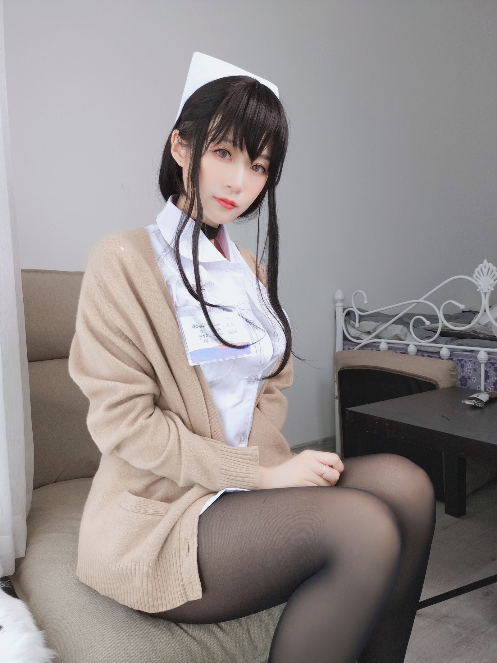 [萝莉COS] 白银 – 长发小护士 [66P]