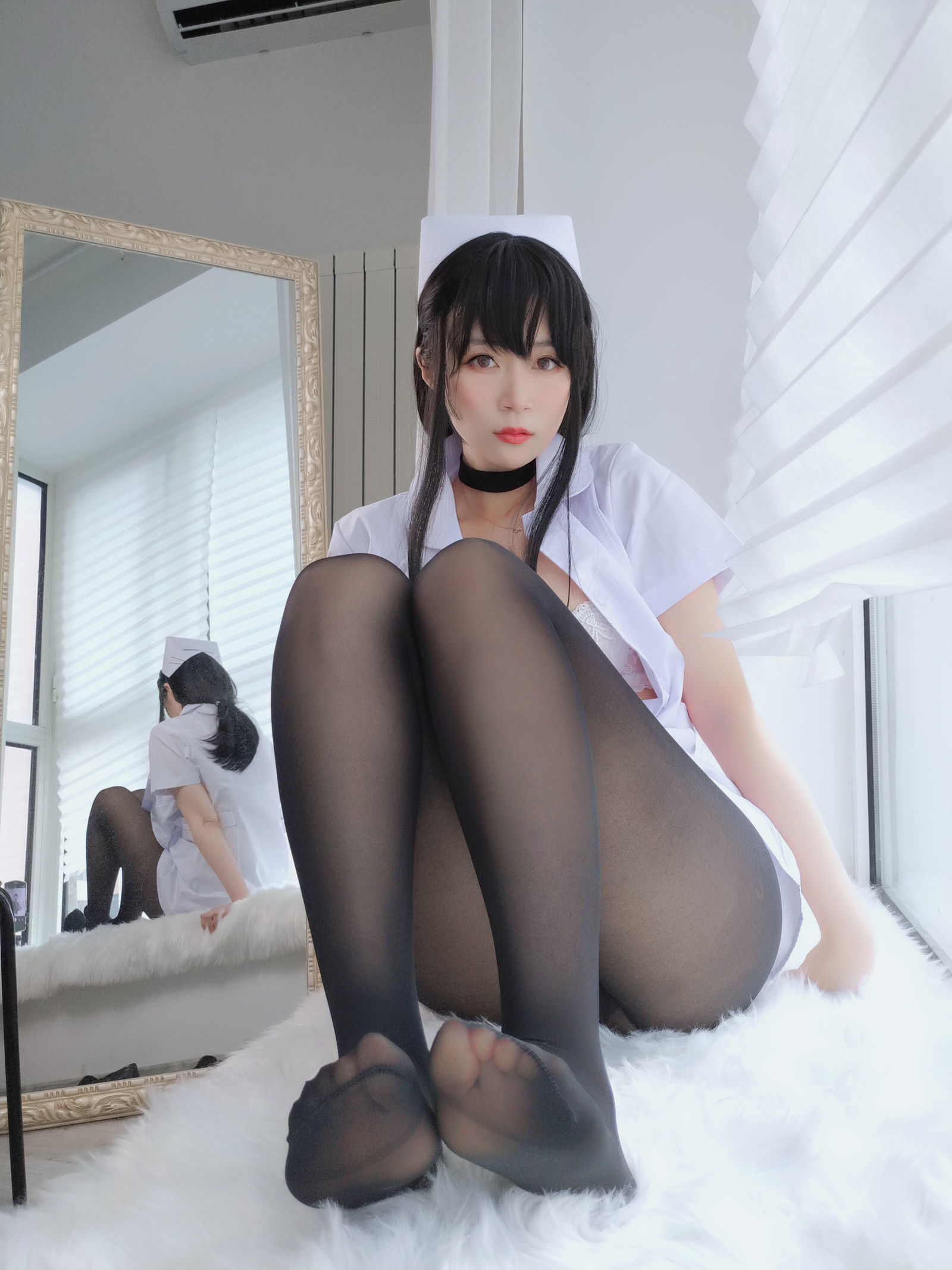 [萝莉COS] 白银 – 长发小护士 [66P]