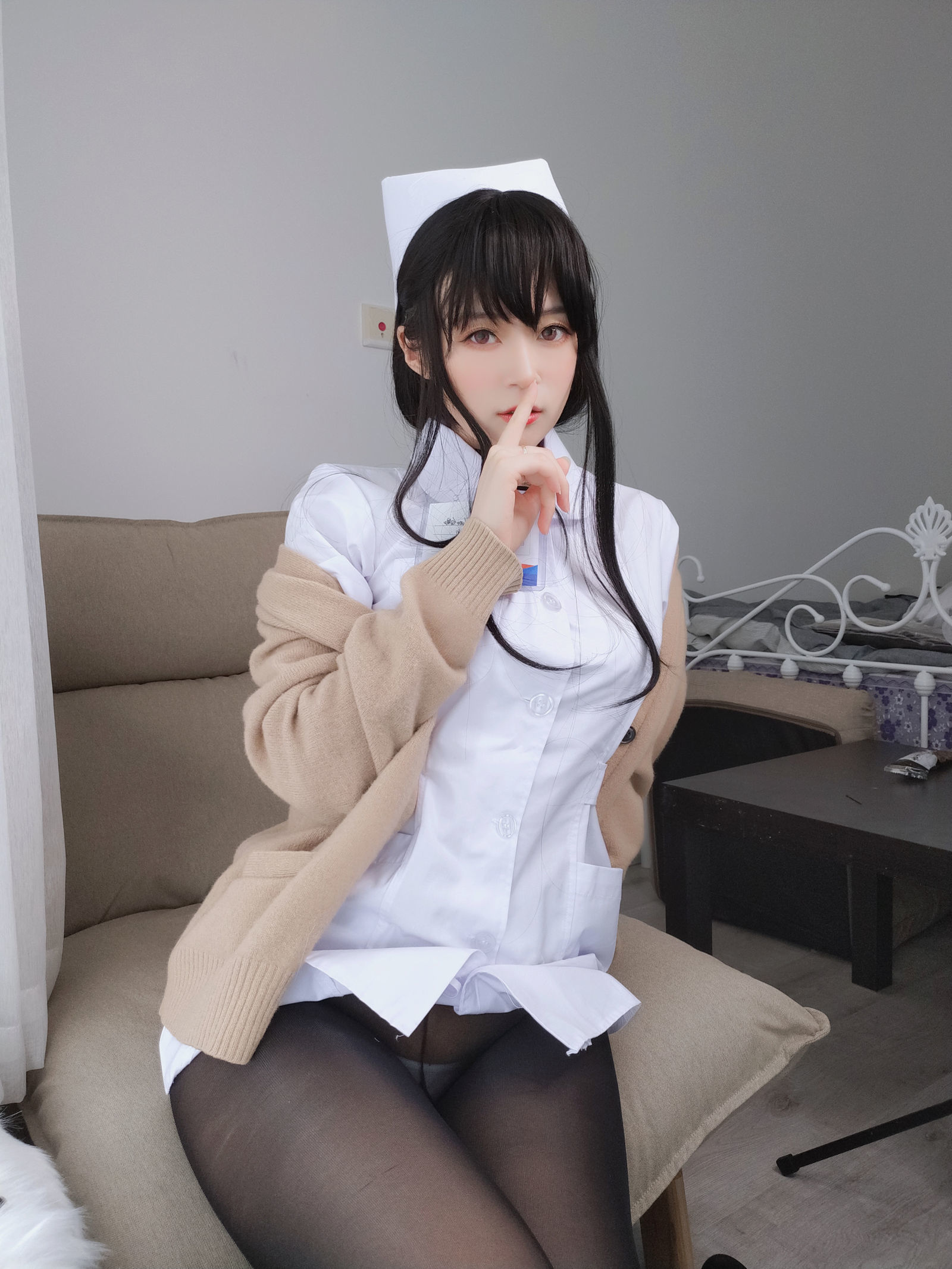 [萝莉COS] 白银 – 长发小护士 [66P]