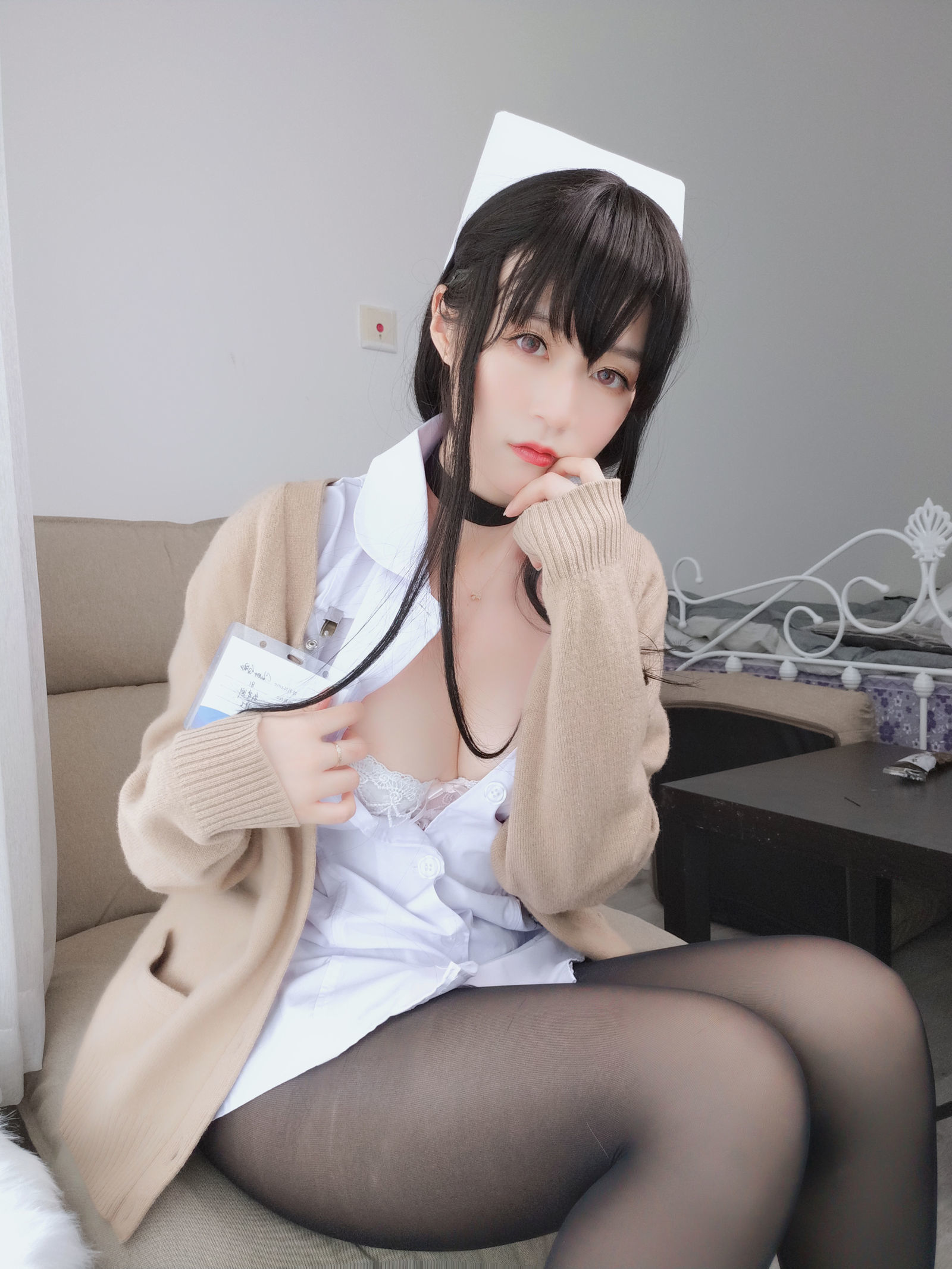 [萝莉COS] 白银 – 长发小护士 [66P]