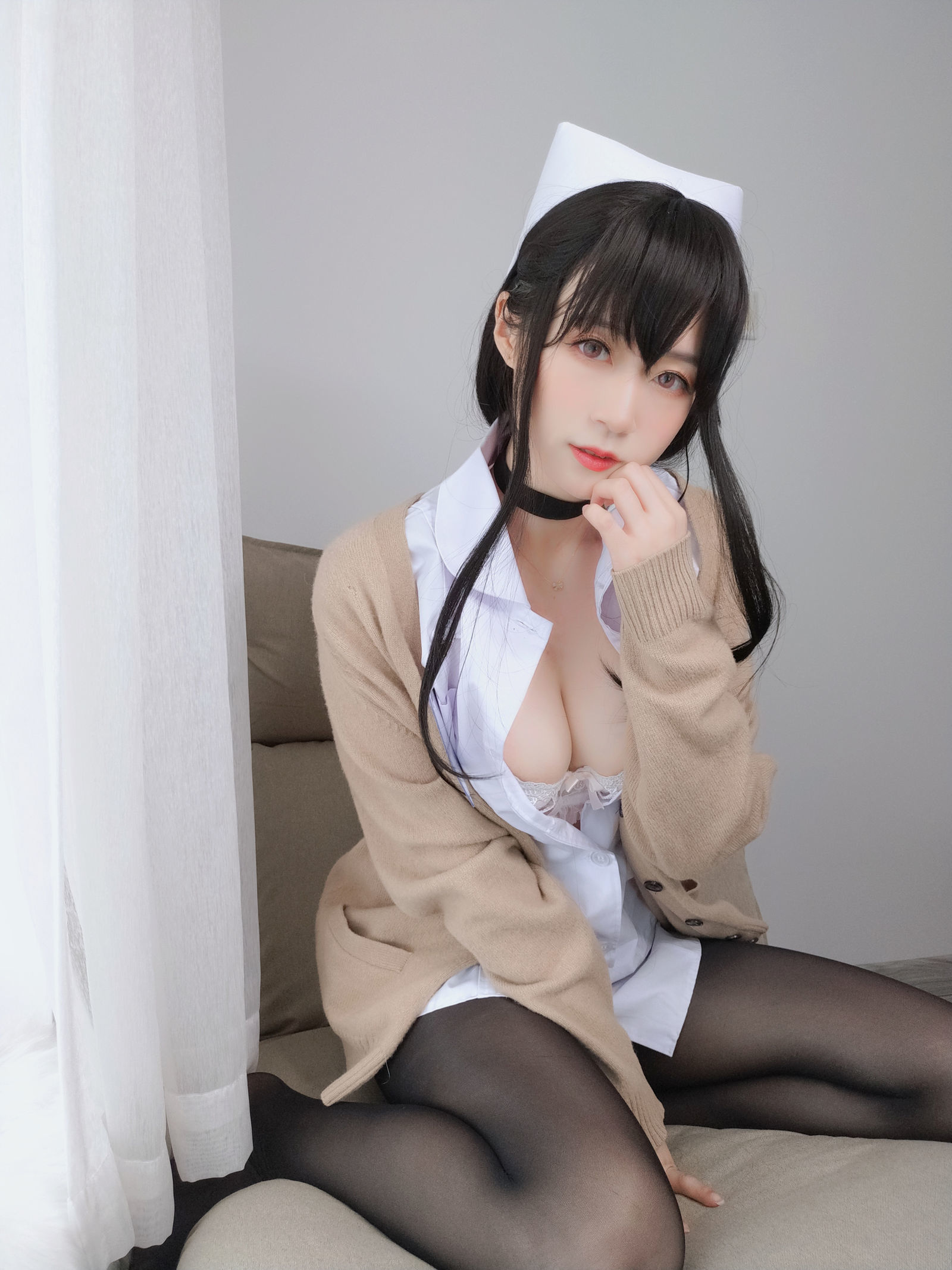 [萝莉COS] 白银 – 长发小护士 [66P]