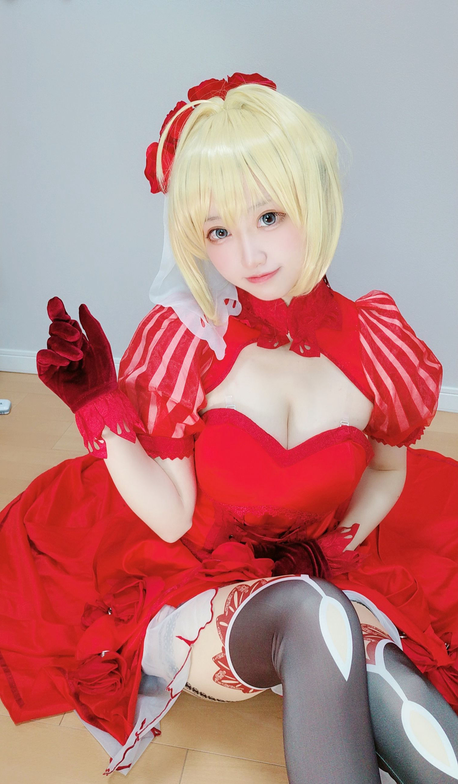 千阳(ちよ) – 尼禄红礼服 [11P]