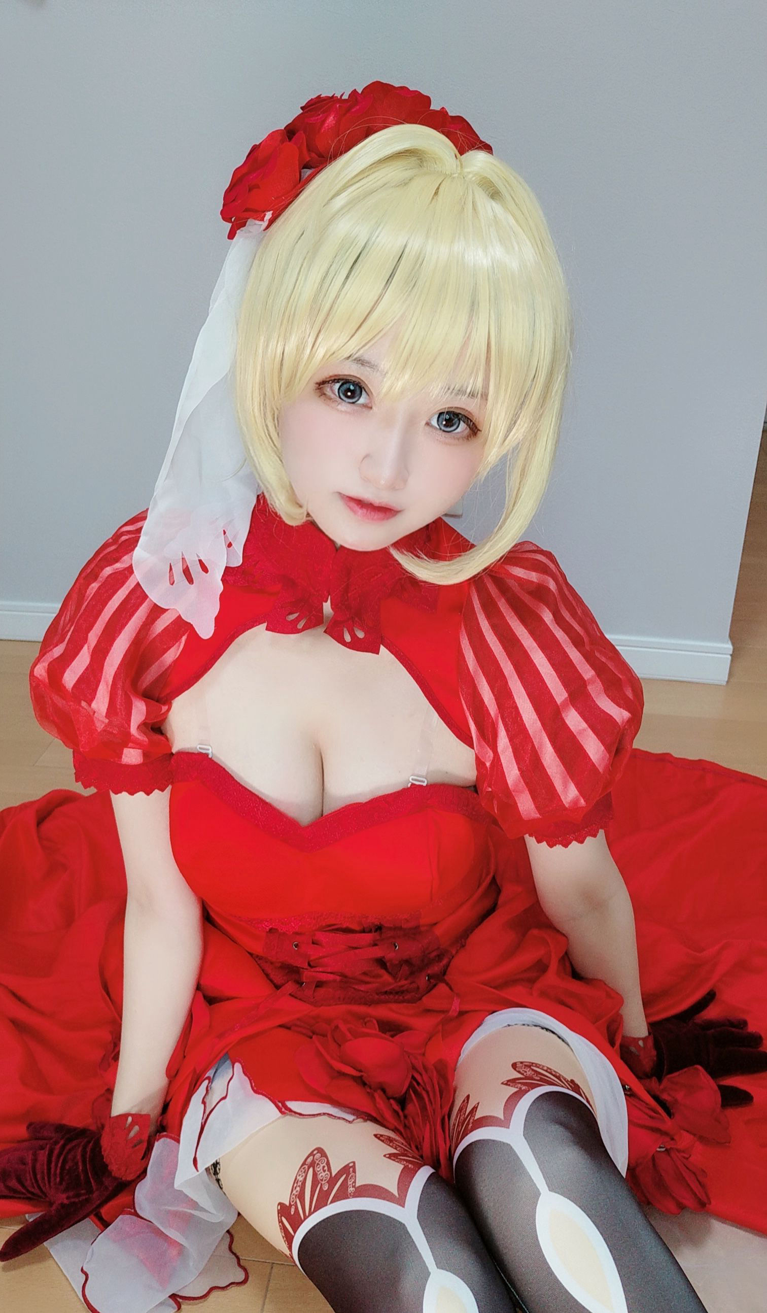 千阳(ちよ) – 尼禄红礼服 [11P]