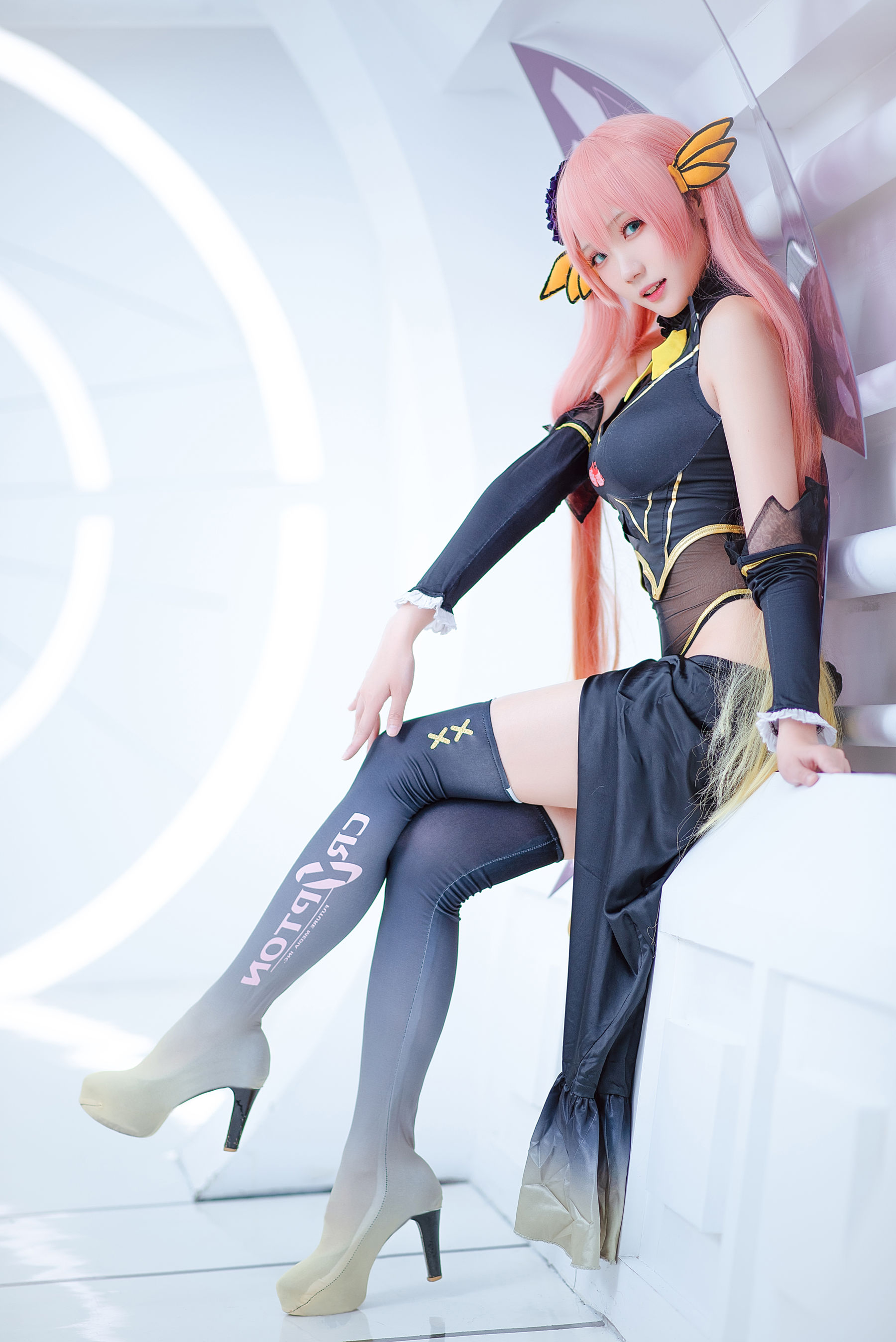 Coser瓜希酱福利 – LUKA 赛车 [22P]
