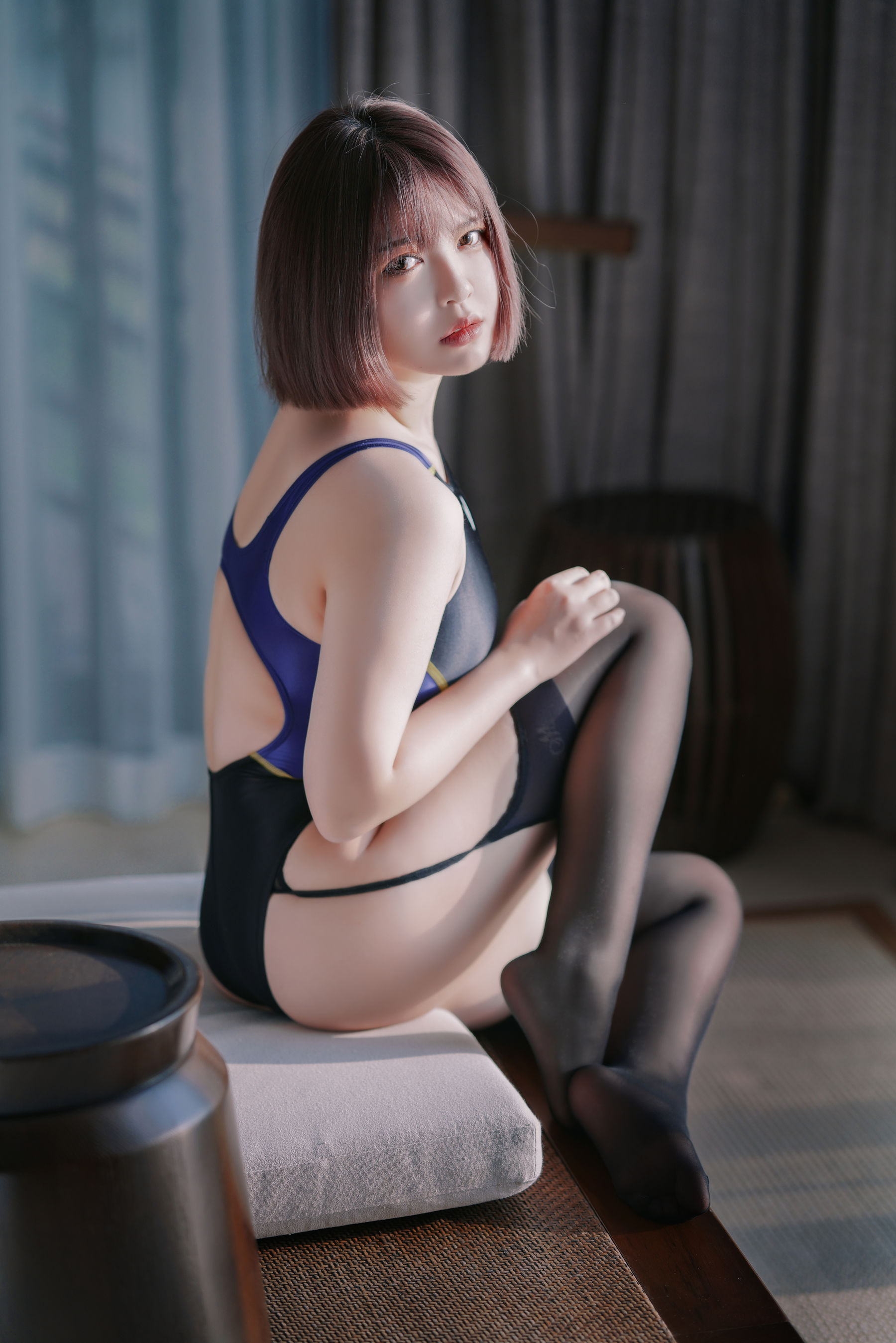 半半子 – 競泳水着を着た彼女 [35P]