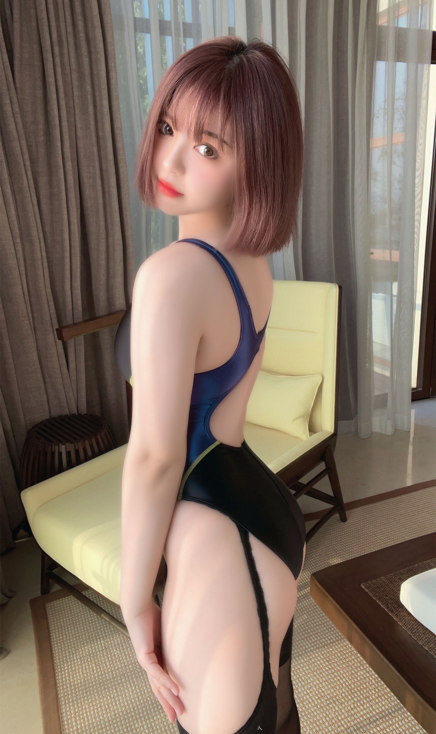 半半子 – 競泳水着を着た彼女 [35P]