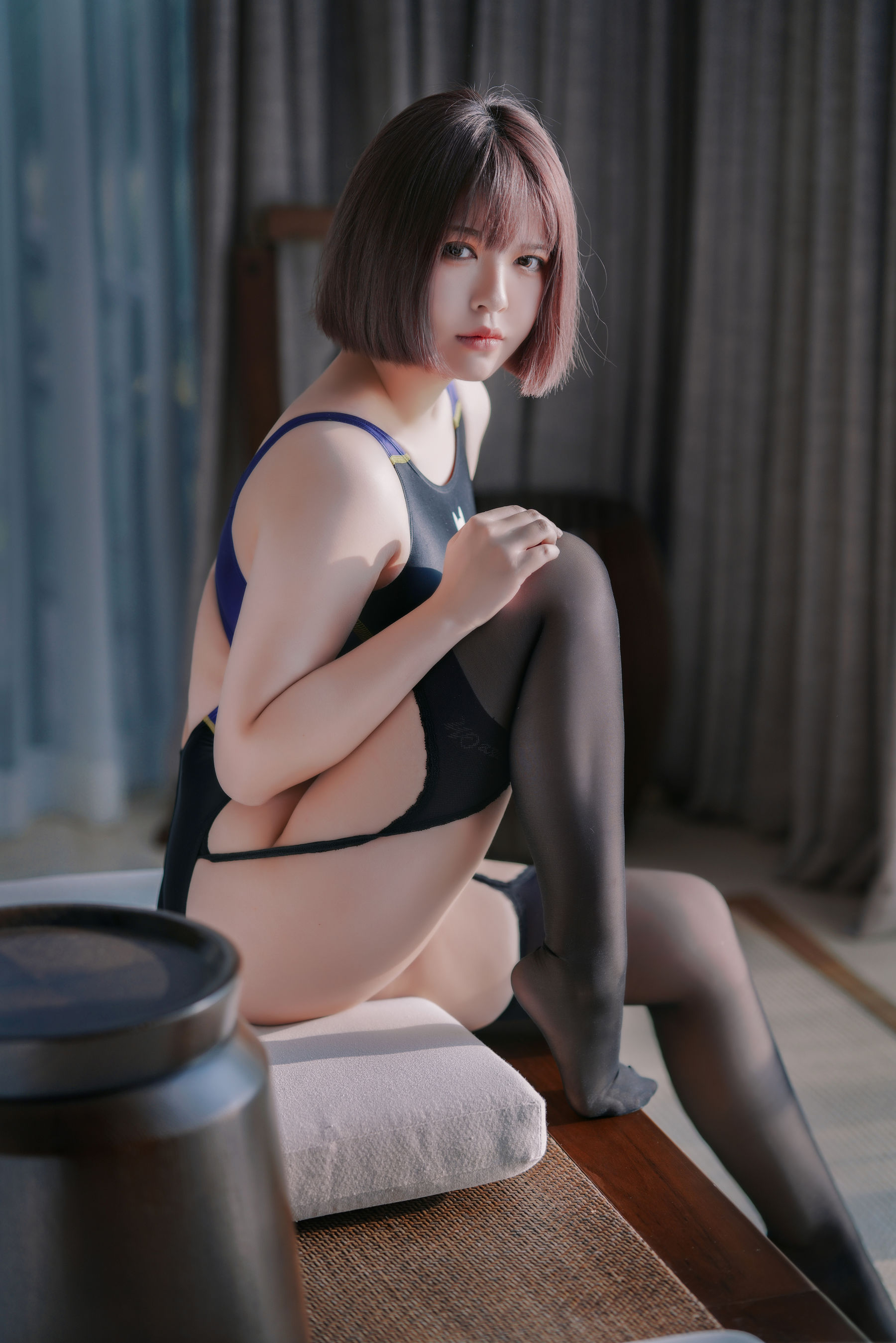 半半子 – 競泳水着を着た彼女 [35P]