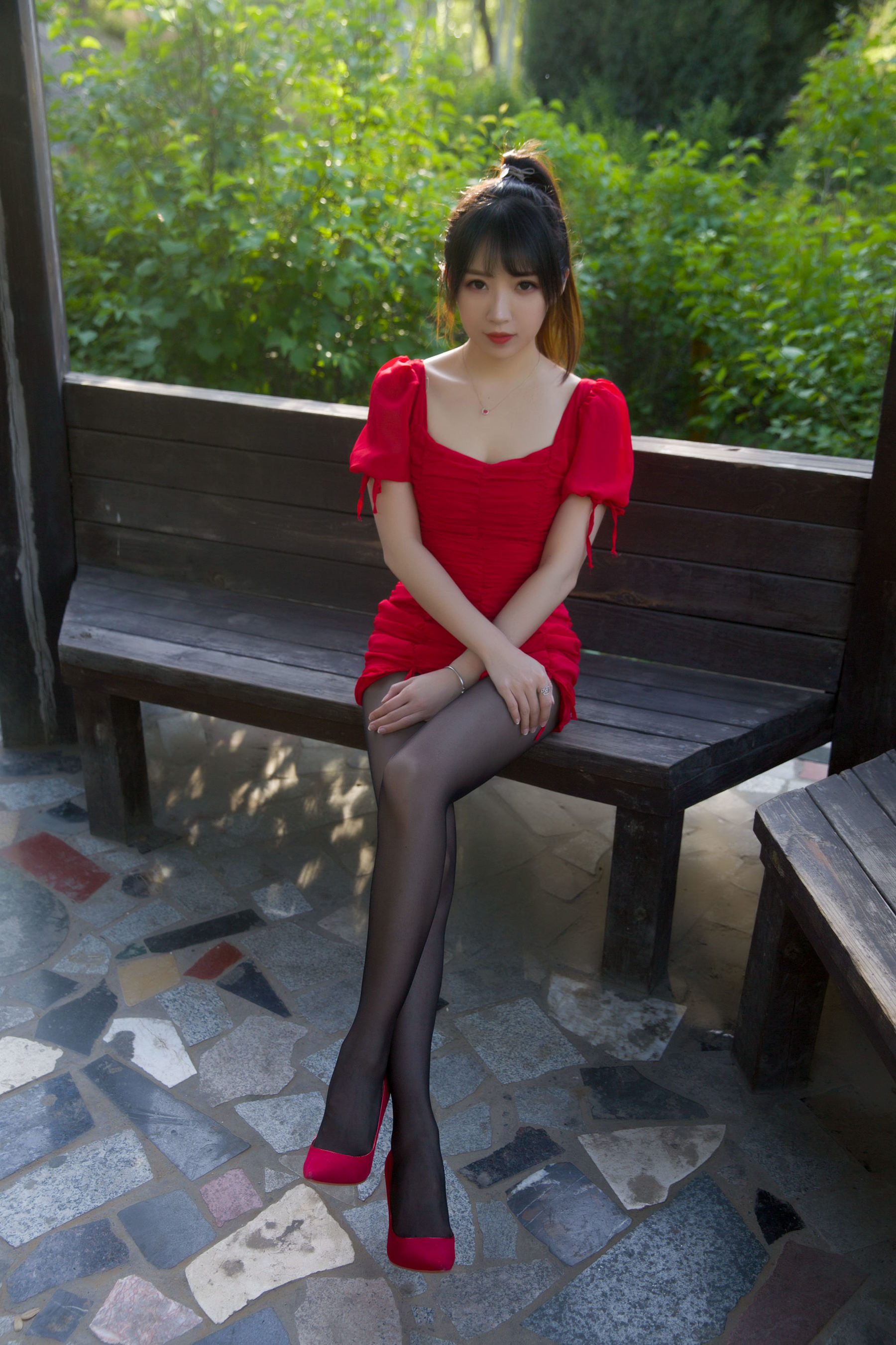 斗鱼主播小女巫露娜 – 户外小红裙 [66P]
