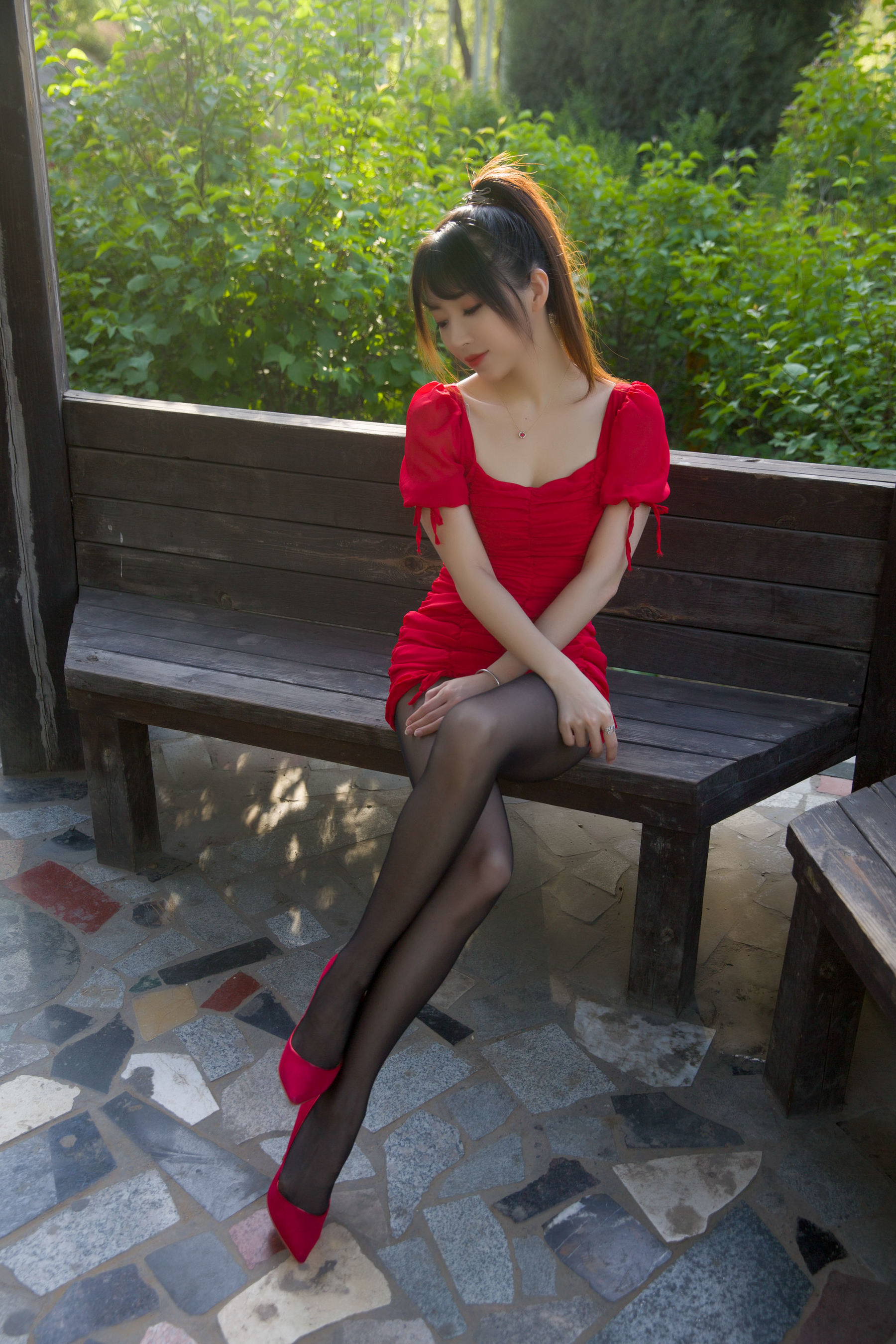 斗鱼主播小女巫露娜 – 户外小红裙 [66P]