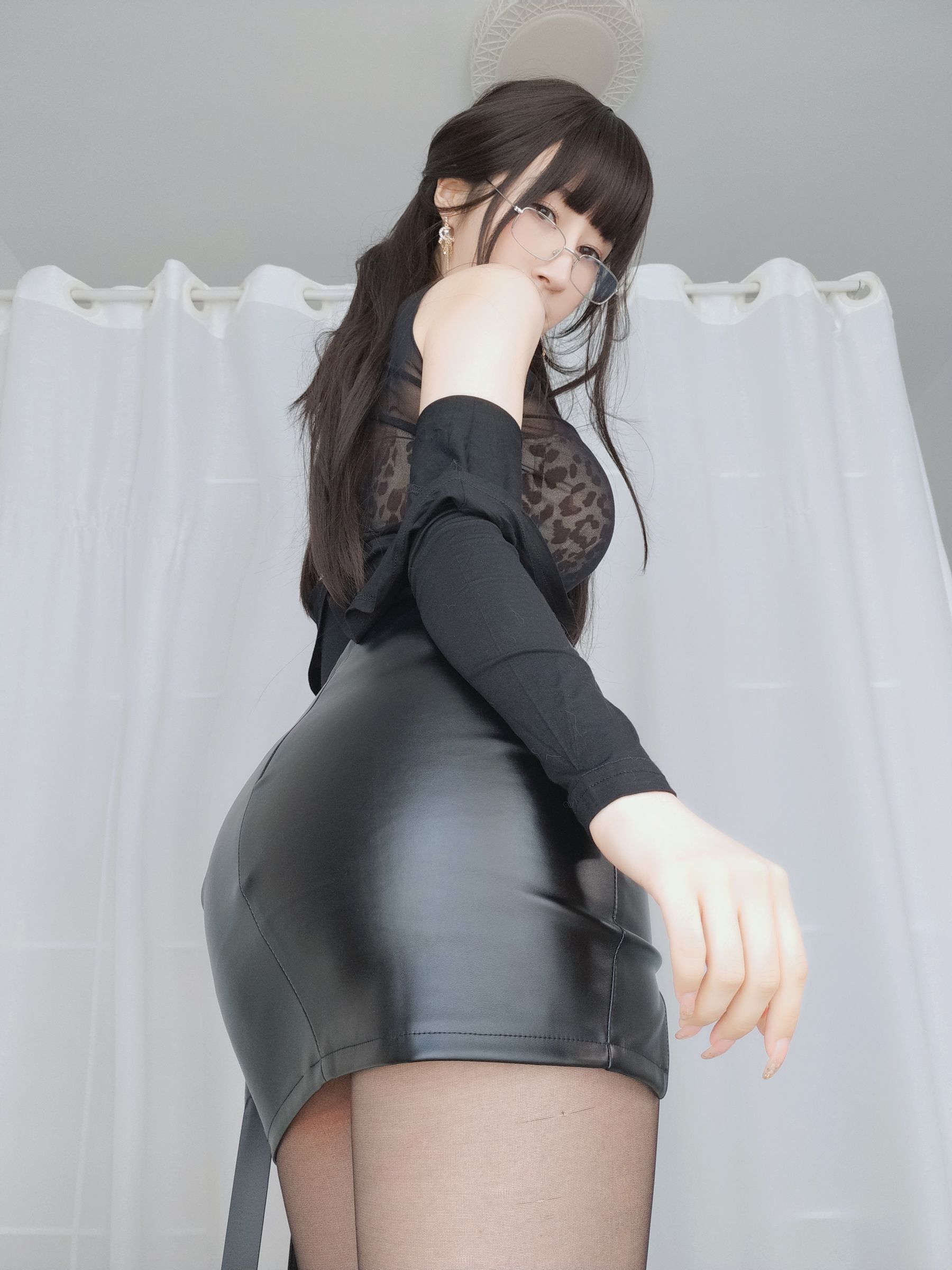 Coser小姐姐白银 – 黒糸女上司の秘密 [46P]
