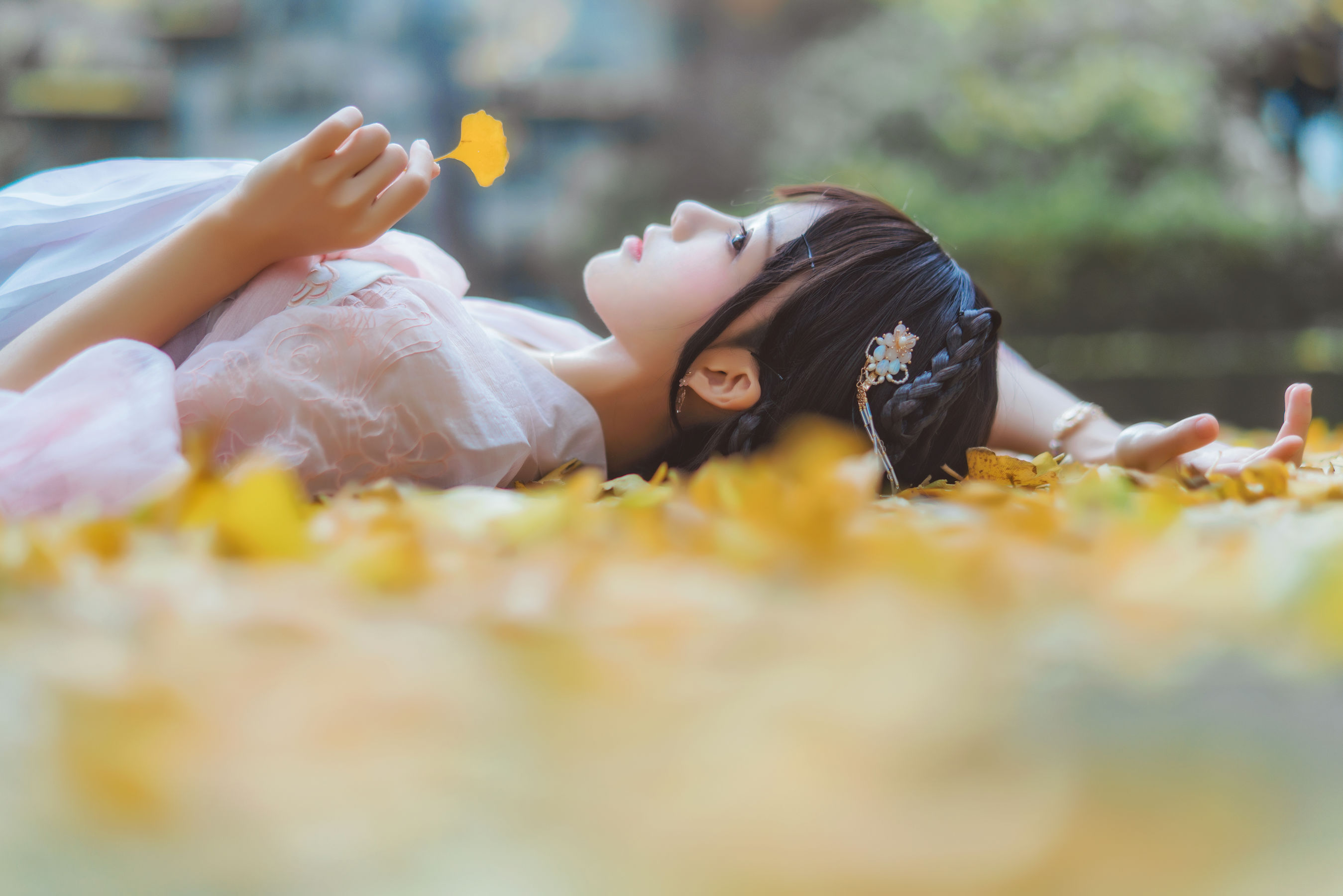 桜桃喵 – 温柔之汉服银杏 [10P]