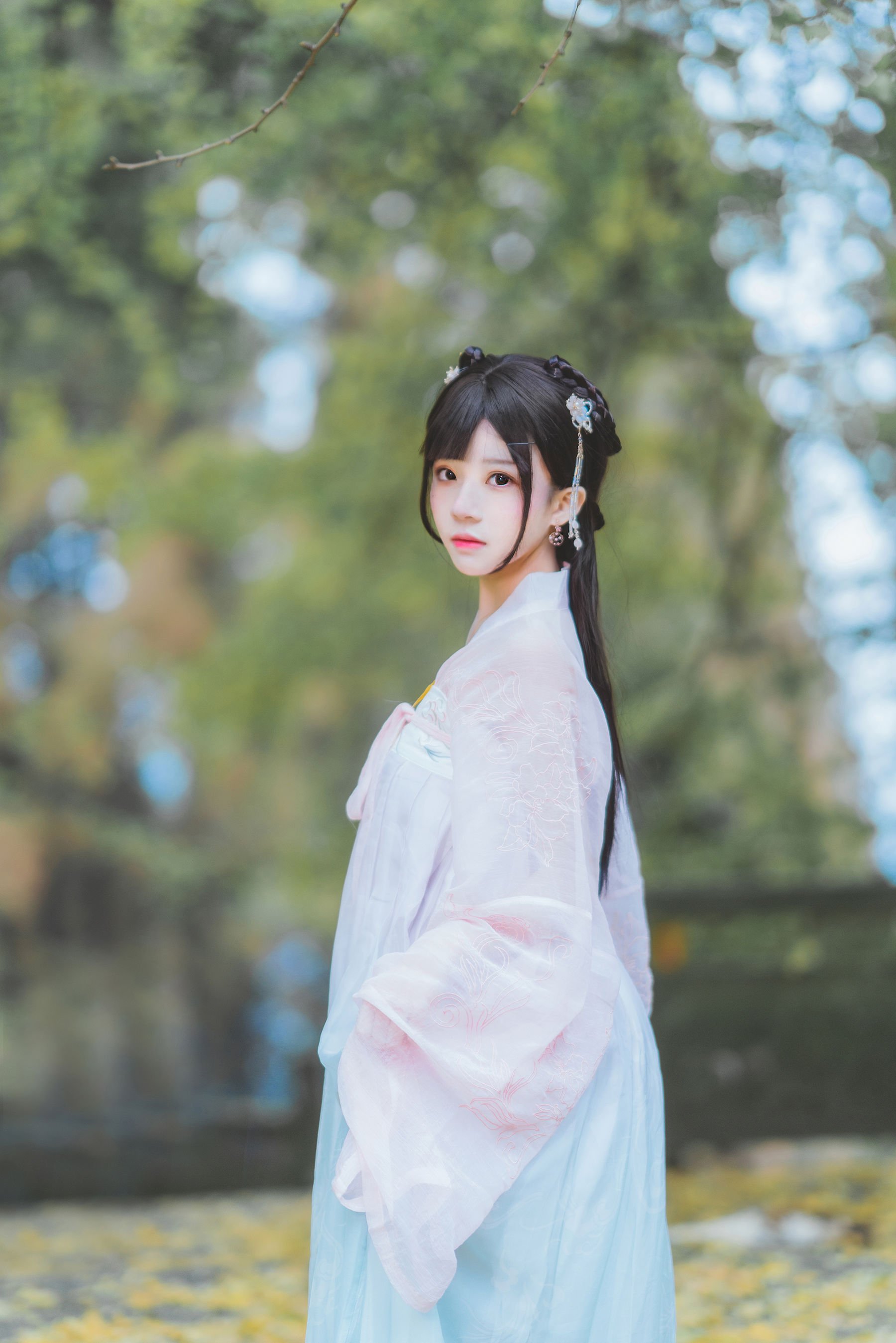 桜桃喵 – 温柔之汉服银杏 [10P]