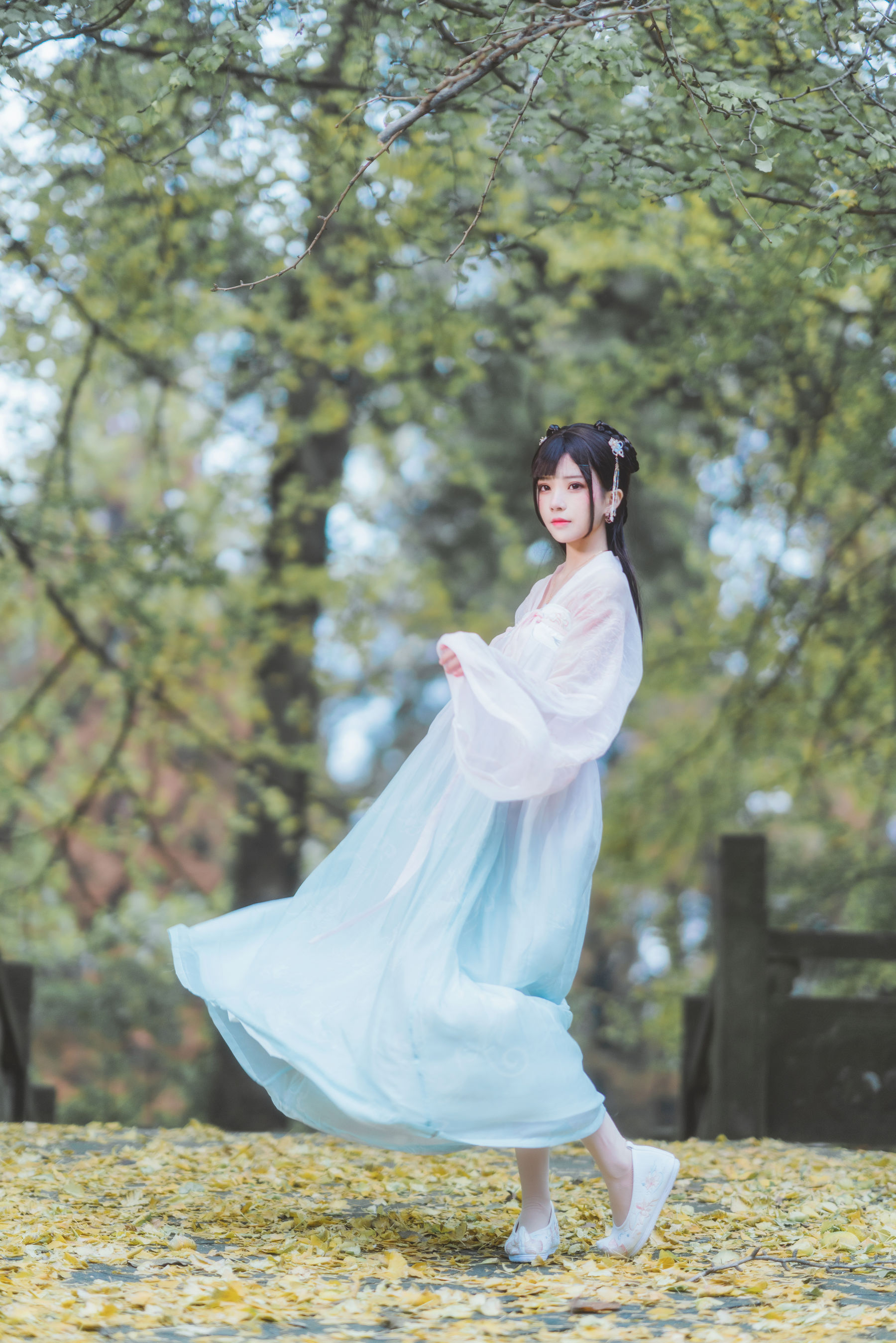桜桃喵 – 温柔之汉服银杏 [10P]