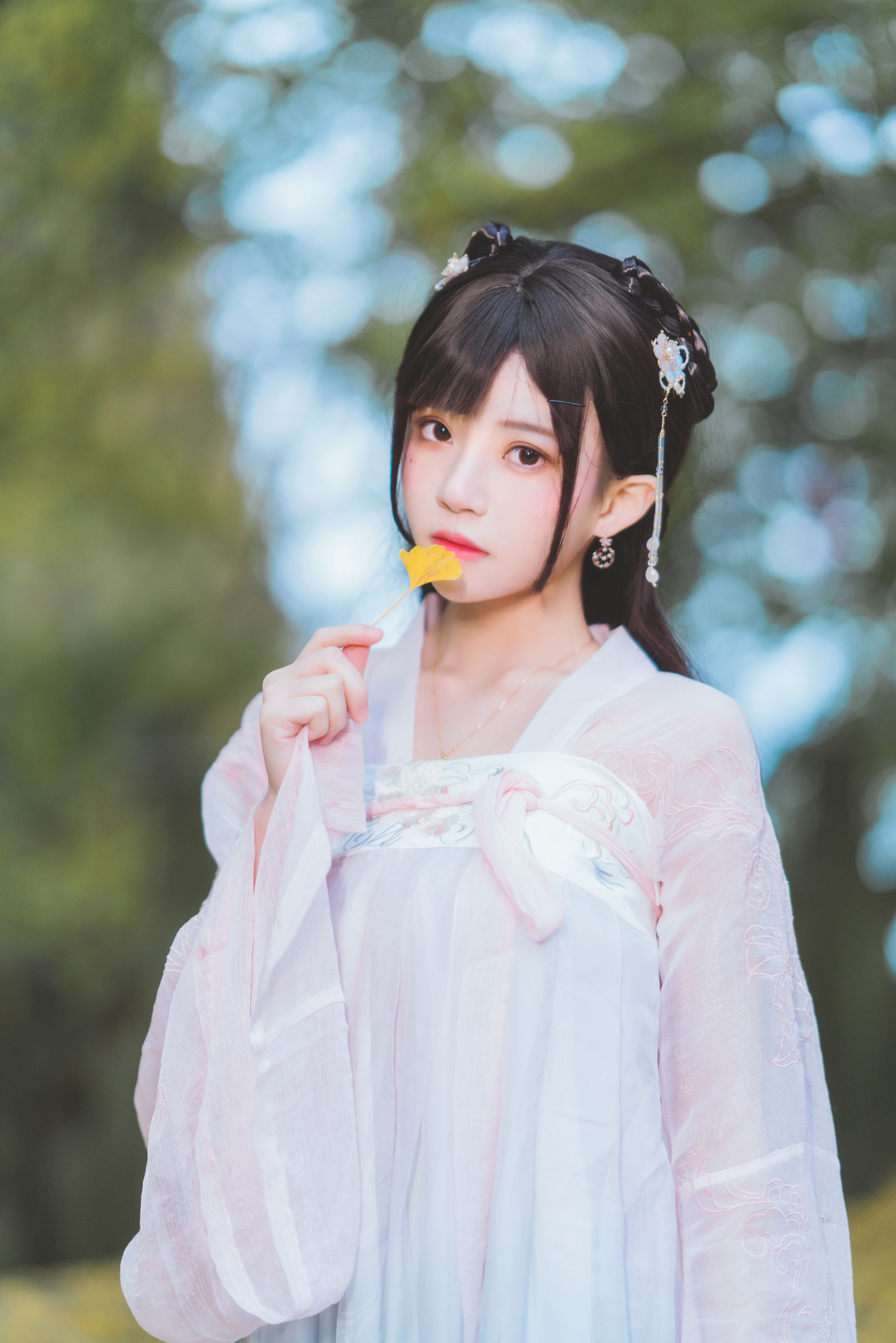 桜桃喵 – 温柔之汉服银杏 [10P]