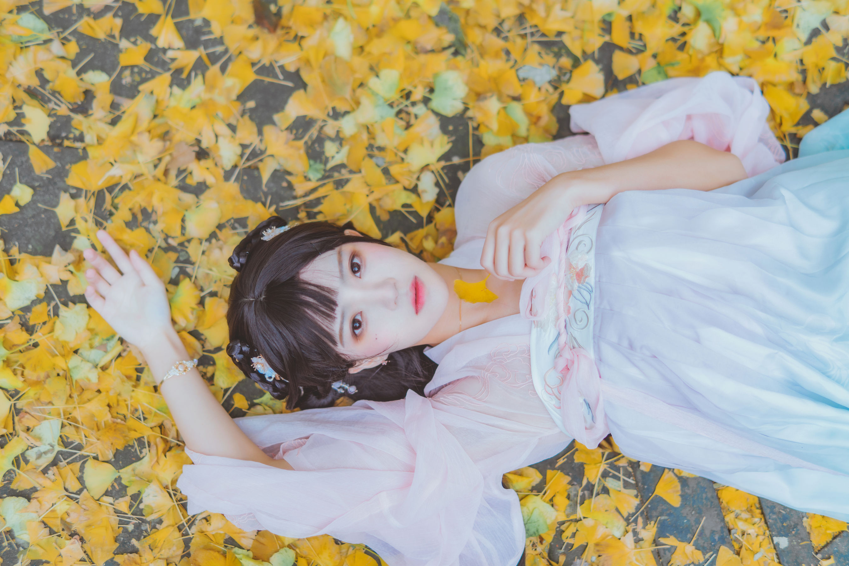 桜桃喵 – 温柔之汉服银杏 [10P]