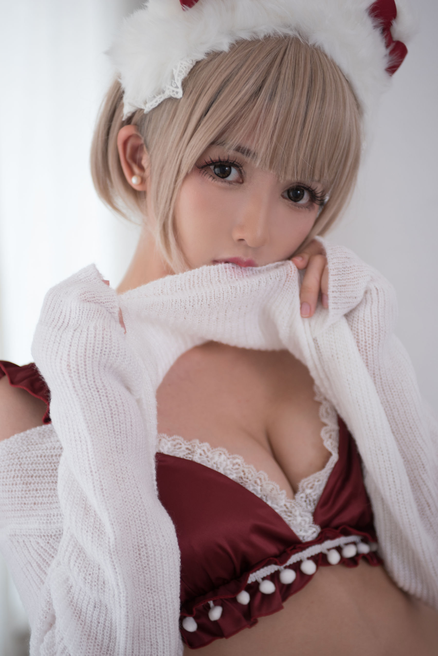 [萝莉COS] 鳗鱼霏儿 – 兽耳 圣诞白网袜 [18P]