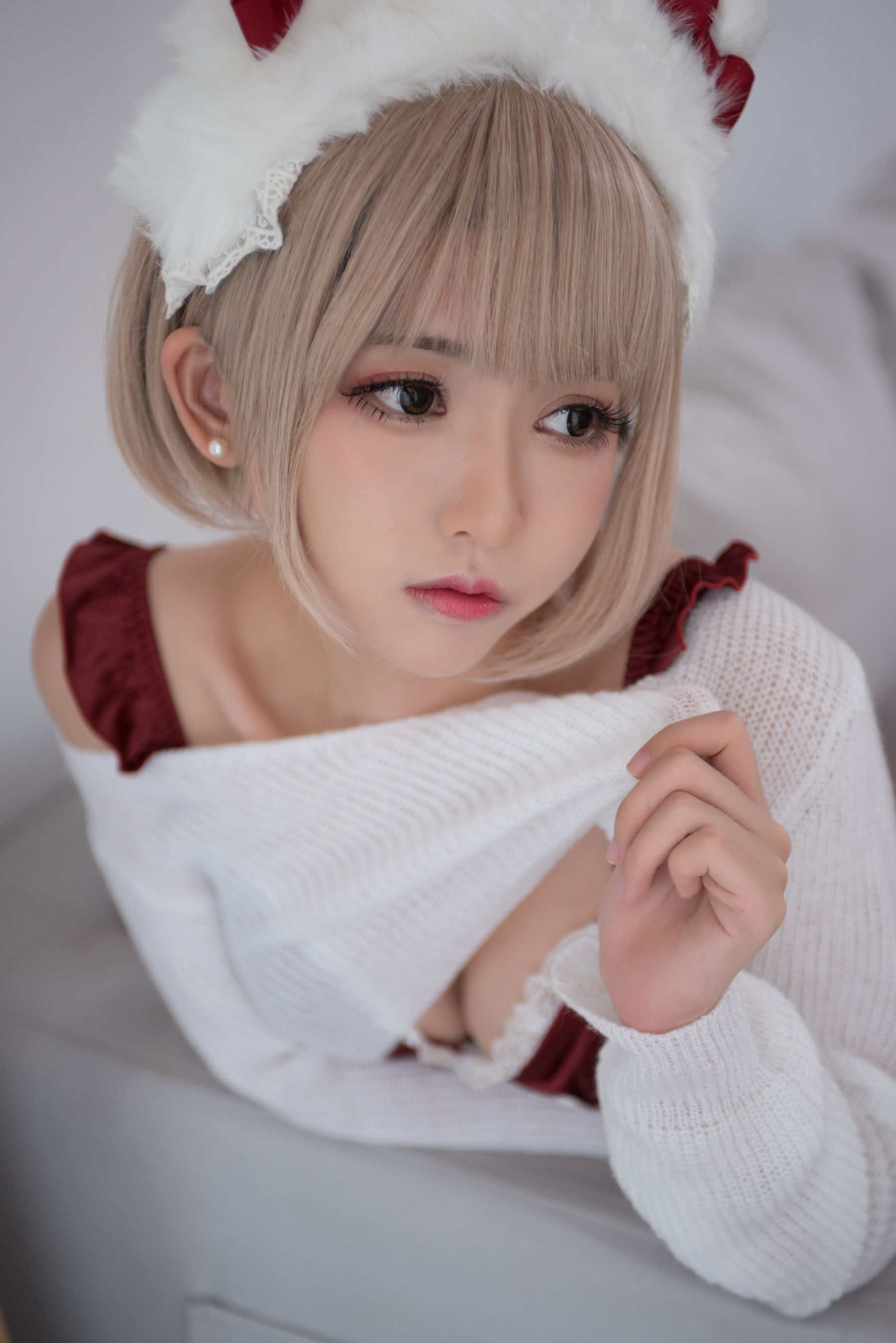 [萝莉COS] 鳗鱼霏儿 – 兽耳 圣诞白网袜 [18P]