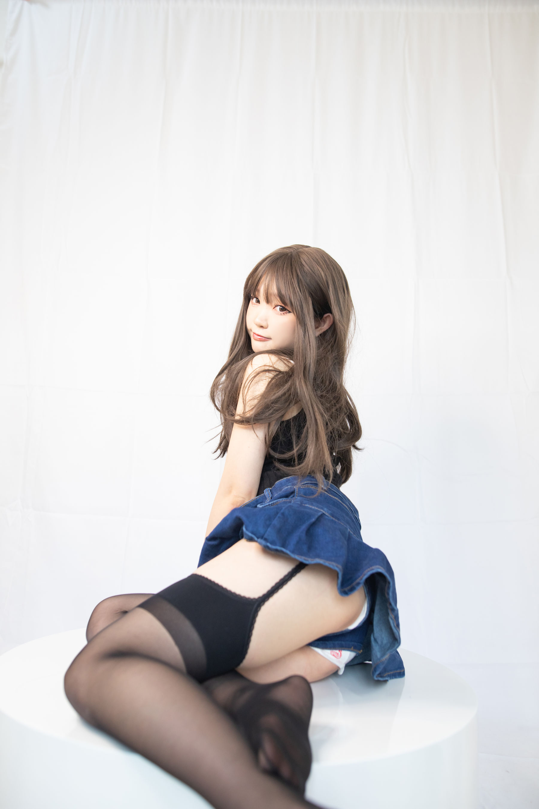 神沢永莉 – 毛衣牛仔裙吊带黑丝 [22P]