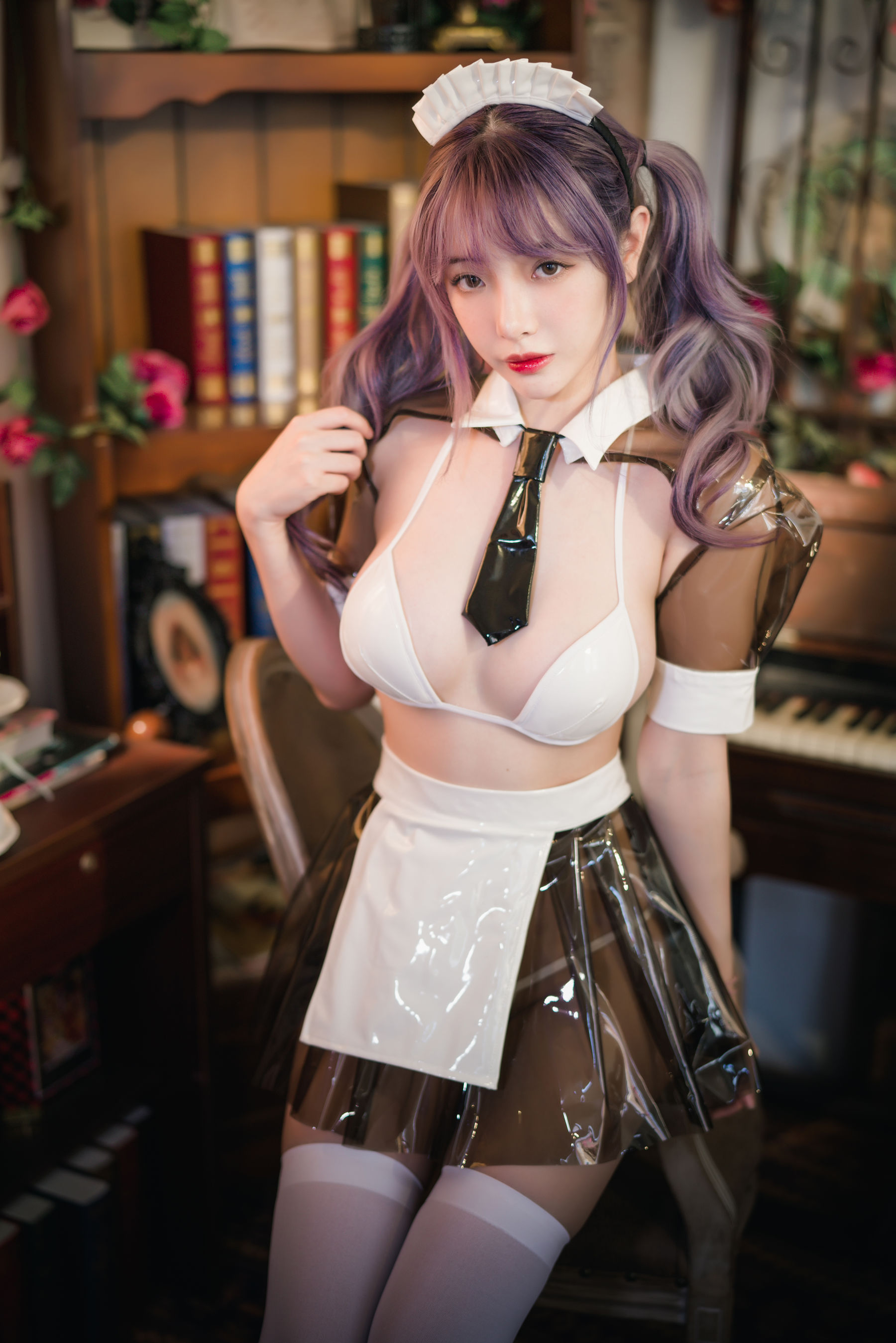 动漫博主雯妹 – 透明皮衣女仆 [18P]