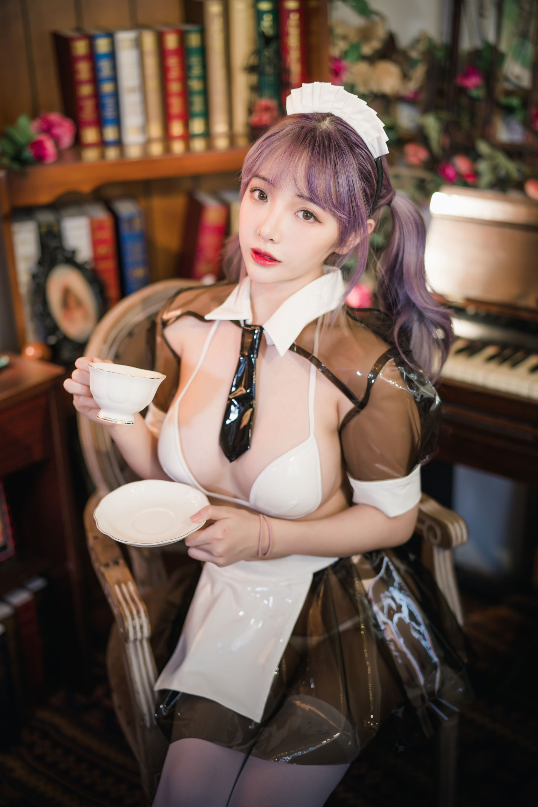 动漫博主雯妹 – 透明皮衣女仆 [18P]