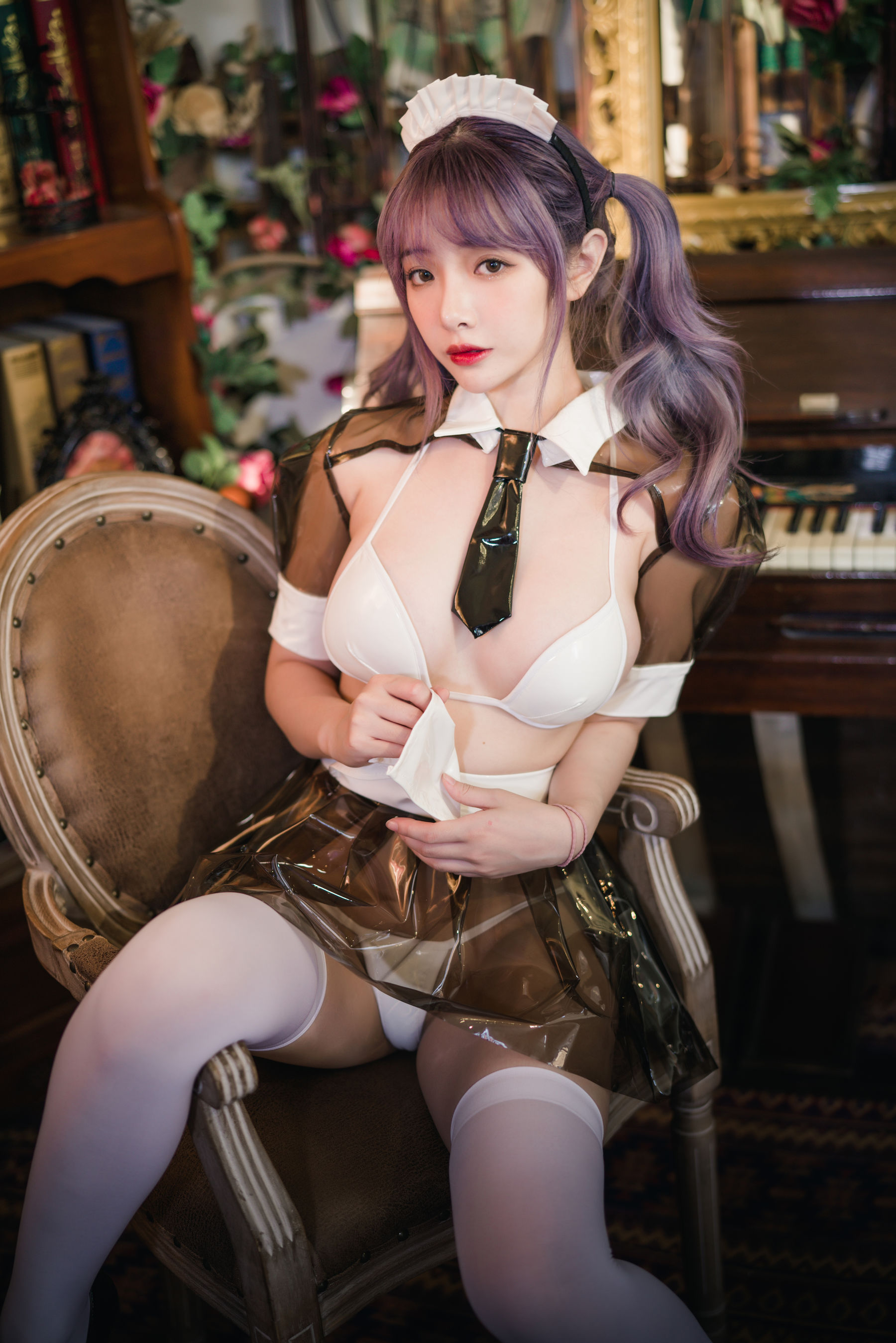 动漫博主雯妹 – 透明皮衣女仆 [18P]