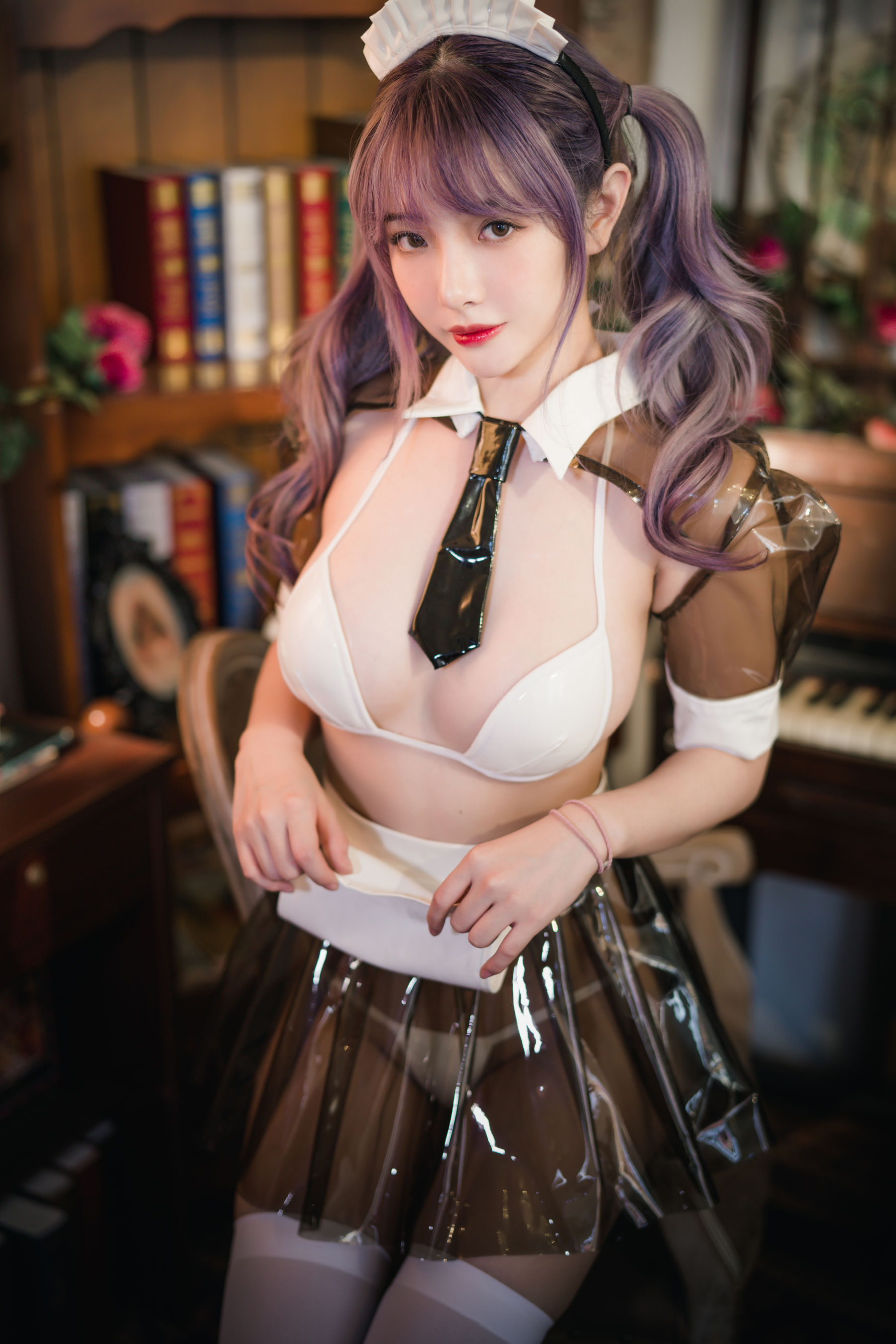 动漫博主雯妹 – 透明皮衣女仆 [18P]