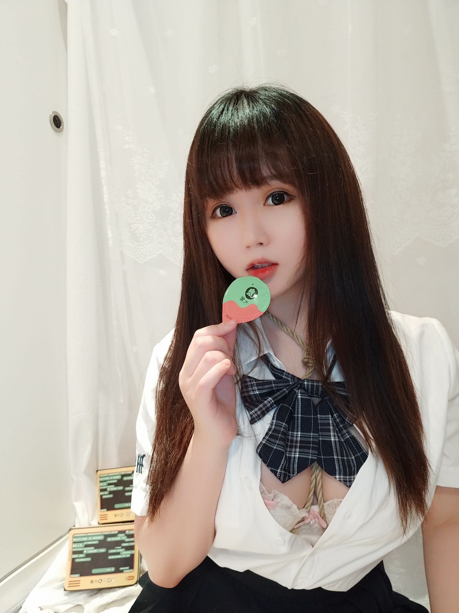 [Cosplay写真] 蜜桃少女是依酱呀 – JK捆绑 [20P]