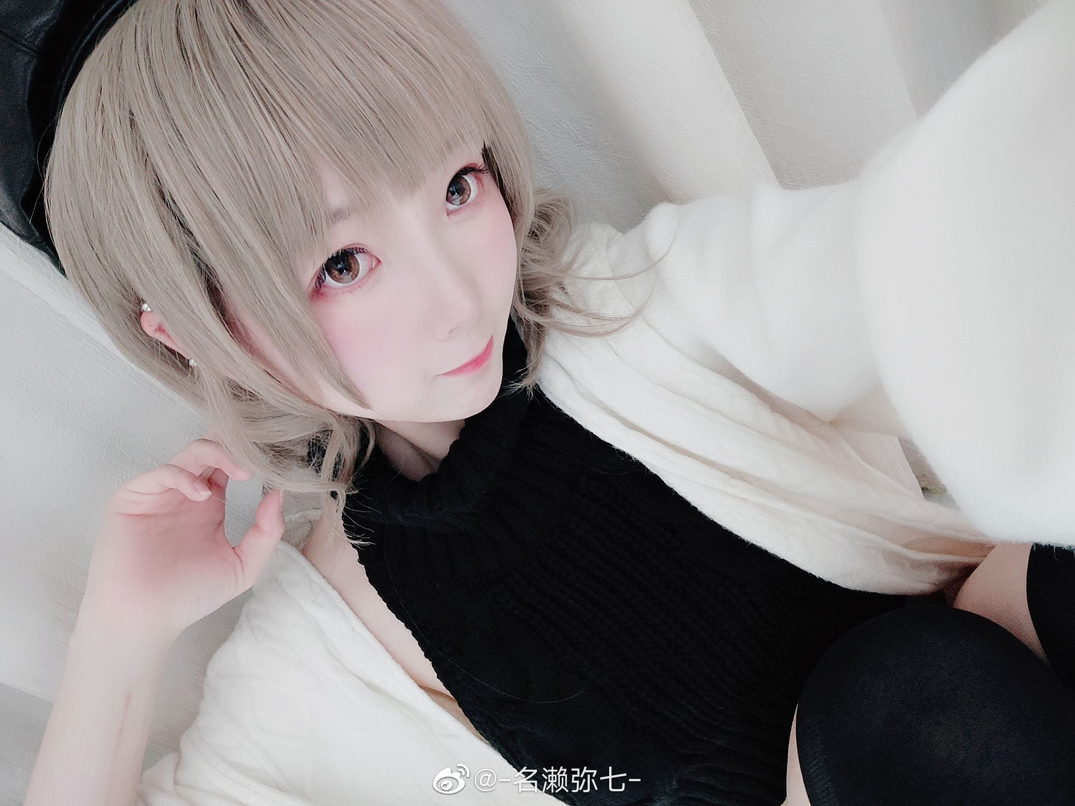 [Cosplay写真] 动漫博主名濑弥七 – 毛衣 [10P]