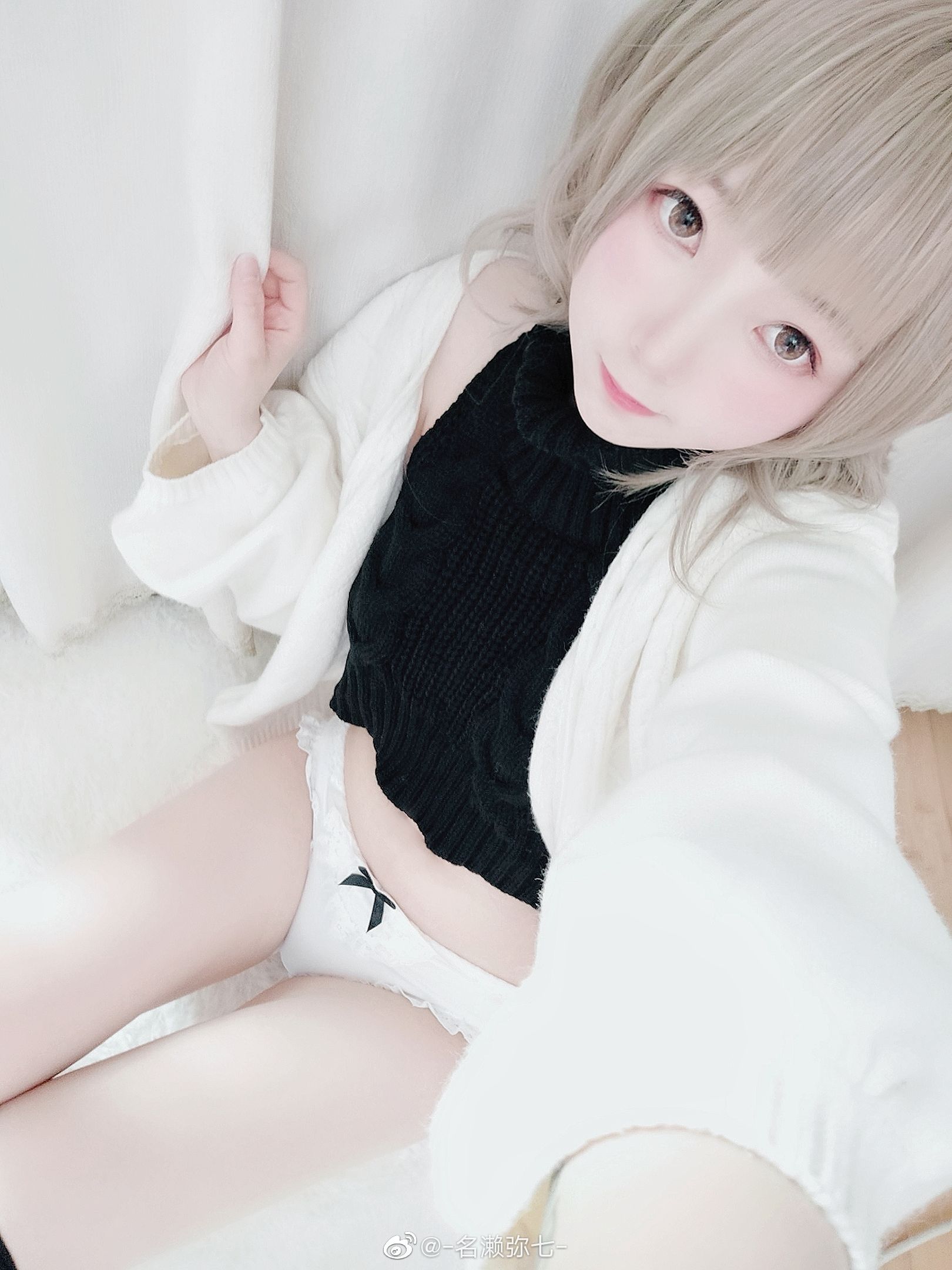 [Cosplay写真] 动漫博主名濑弥七 – 毛衣 [10P]