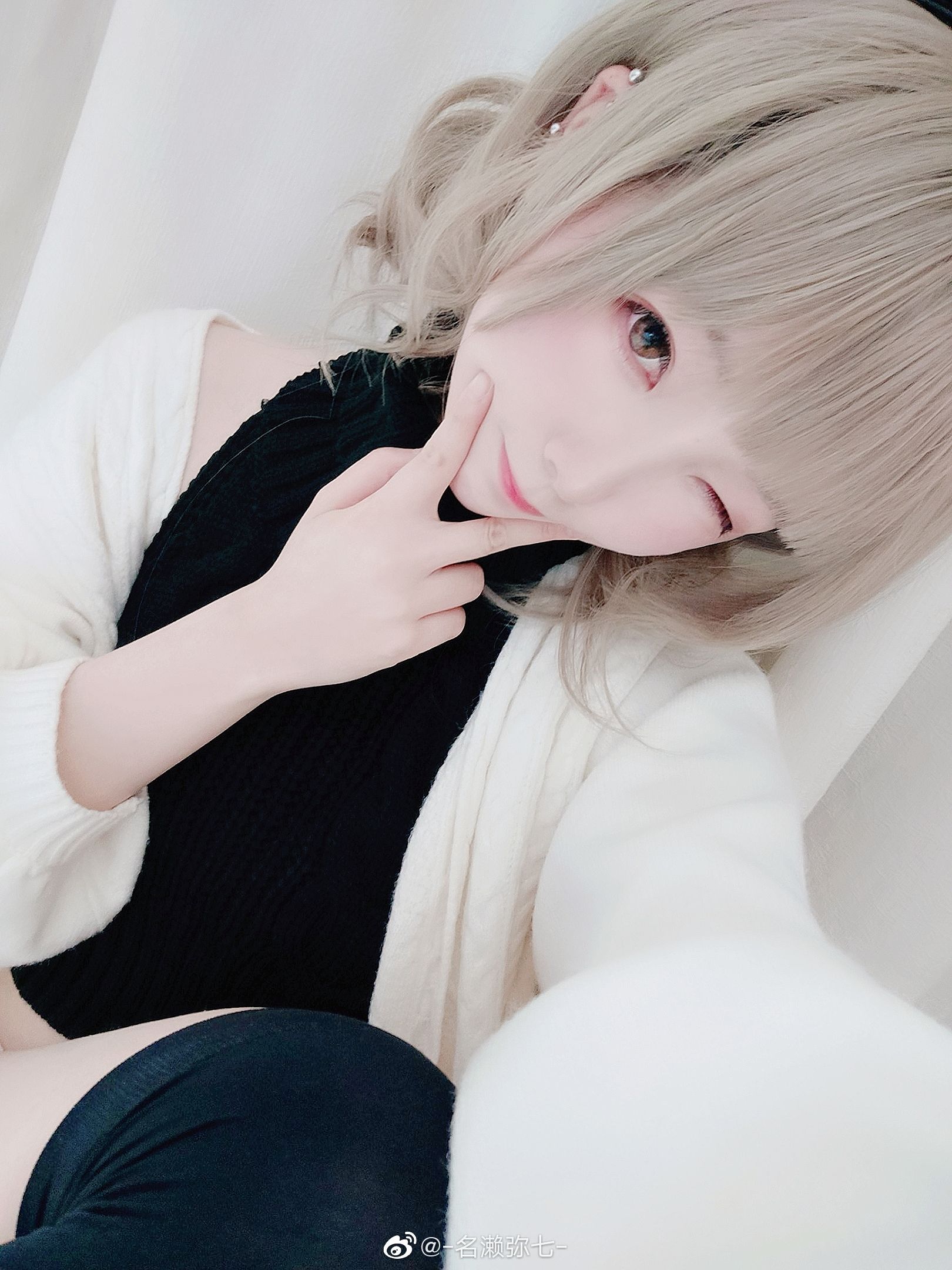 [Cosplay写真] 动漫博主名濑弥七 – 毛衣 [10P]