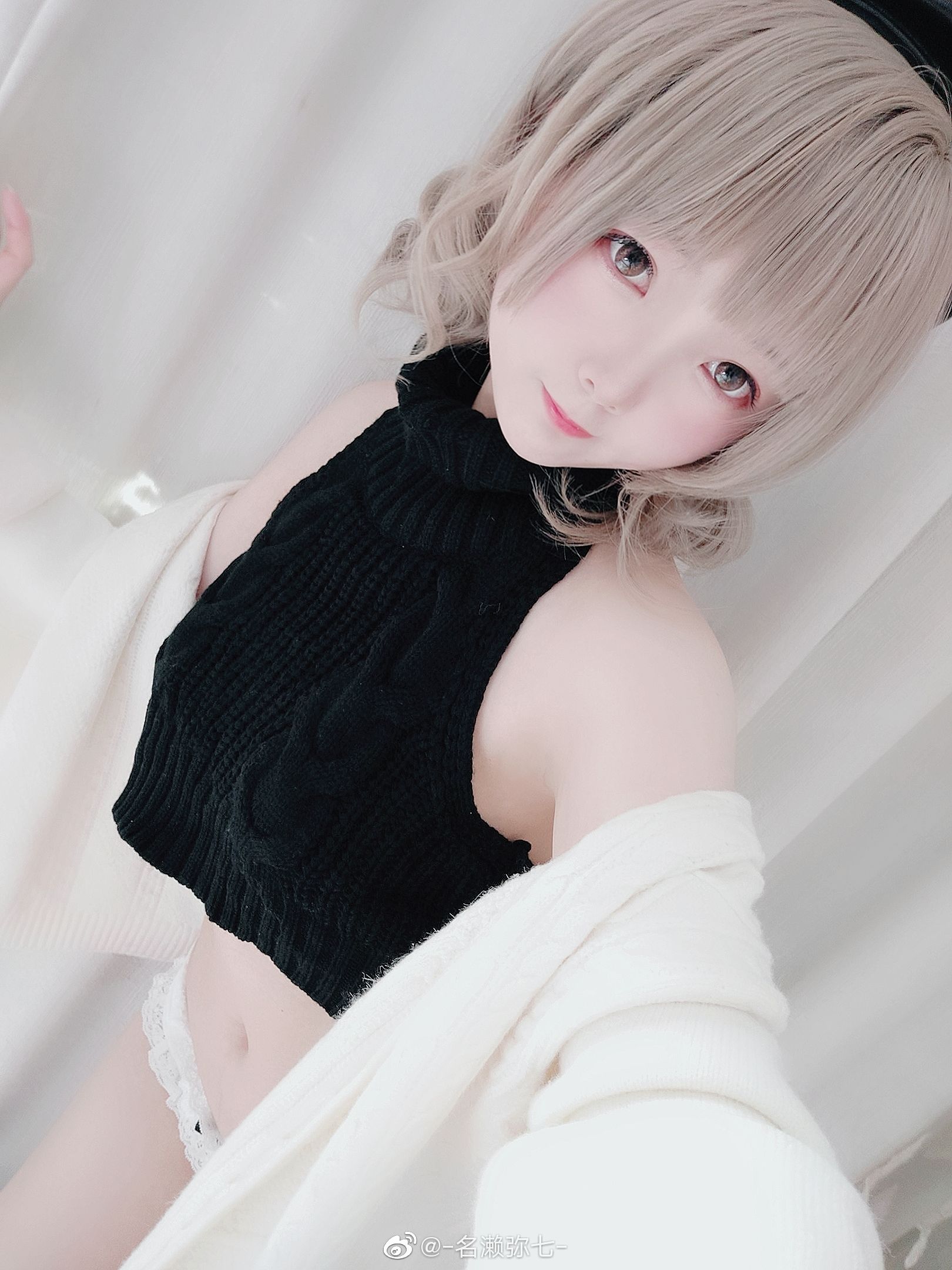 [Cosplay写真] 动漫博主名濑弥七 – 毛衣 [10P]